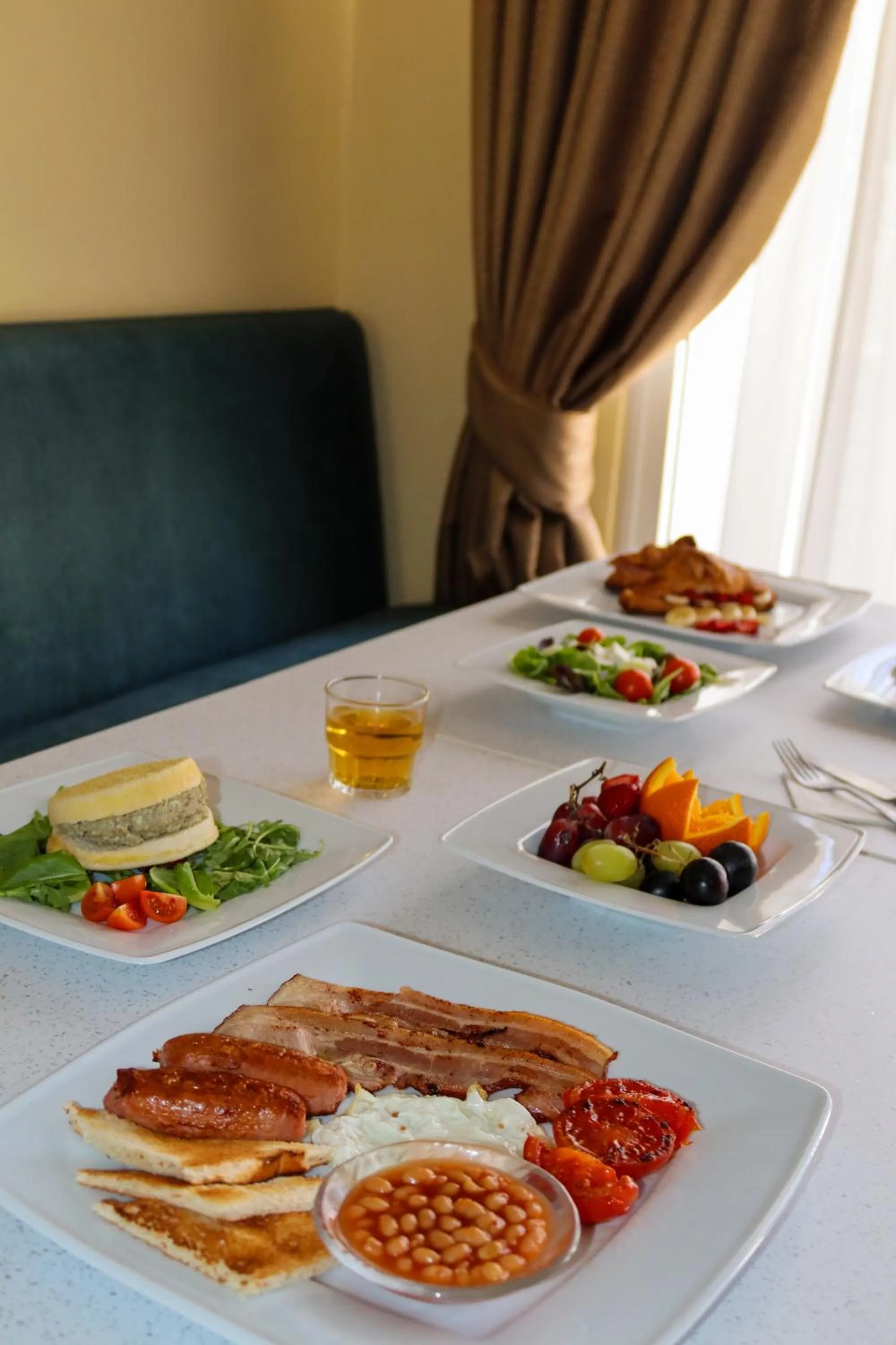 Breakfast in 100 Boutique Living