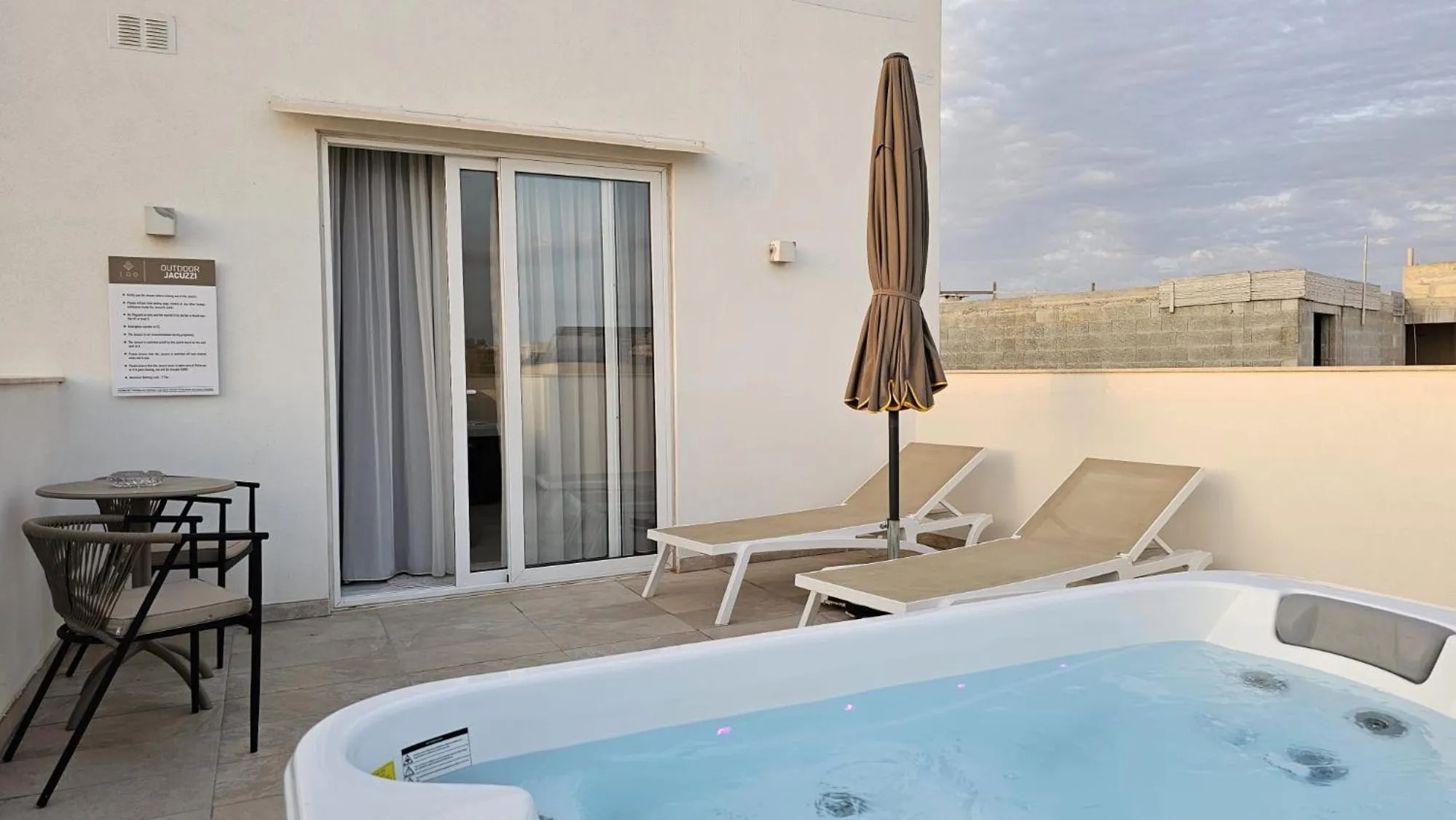 Hot Tub in 100 Boutique Living