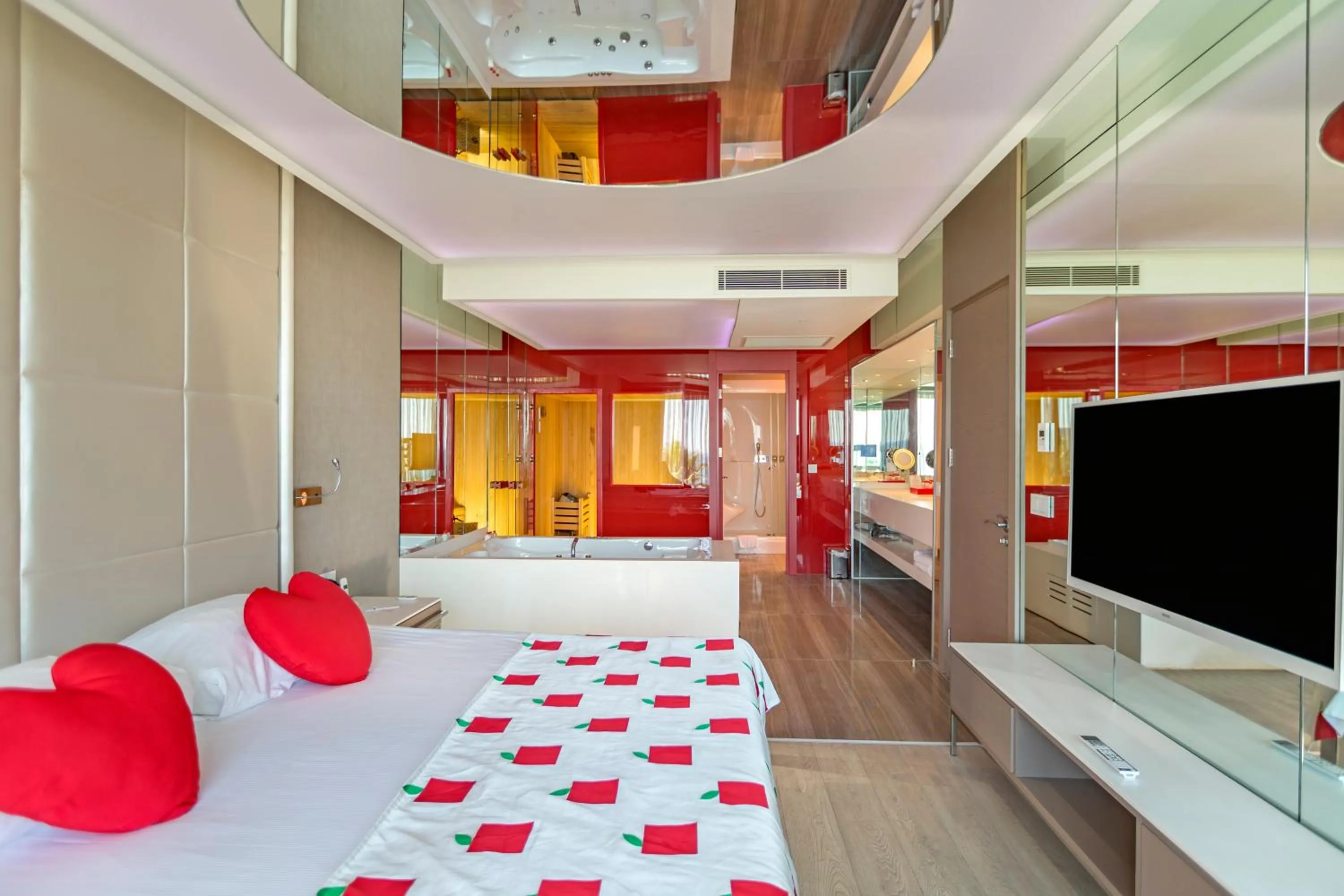 Hot Tub, Bed in Adam & Eve - Adult Only