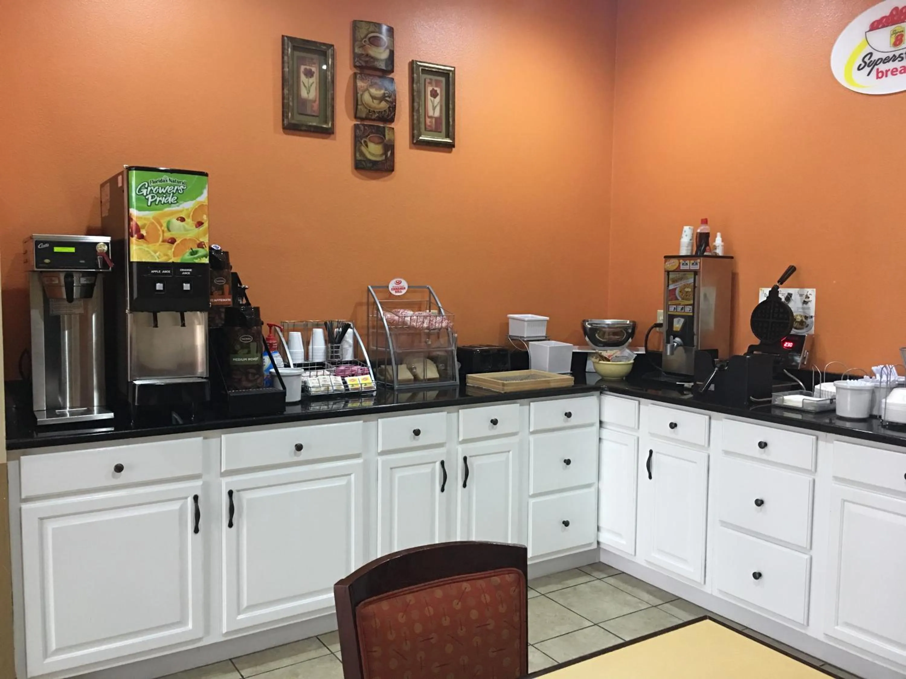 Kitchen or kitchenette in Super 8 by Wyndham Longview/North