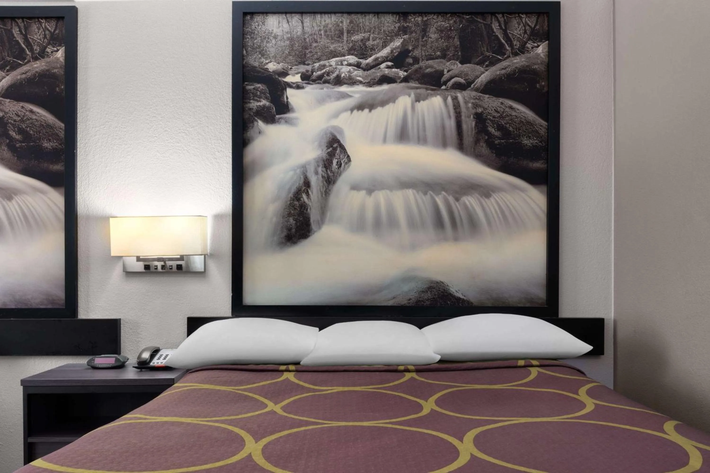 Photo of the whole room, Bed in Super 8 by Wyndham Longview/North