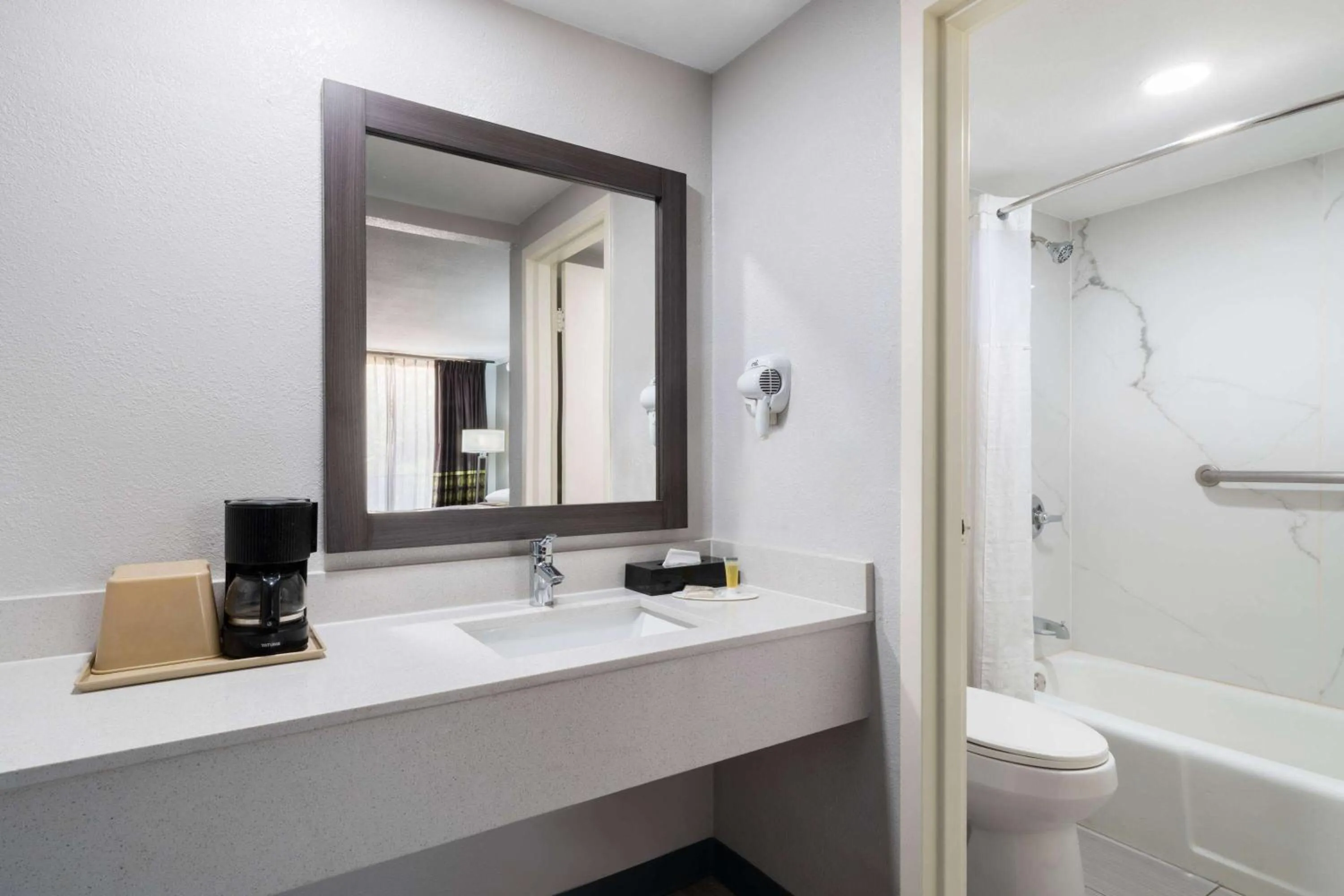 Bathroom in Super 8 by Wyndham Longview/North