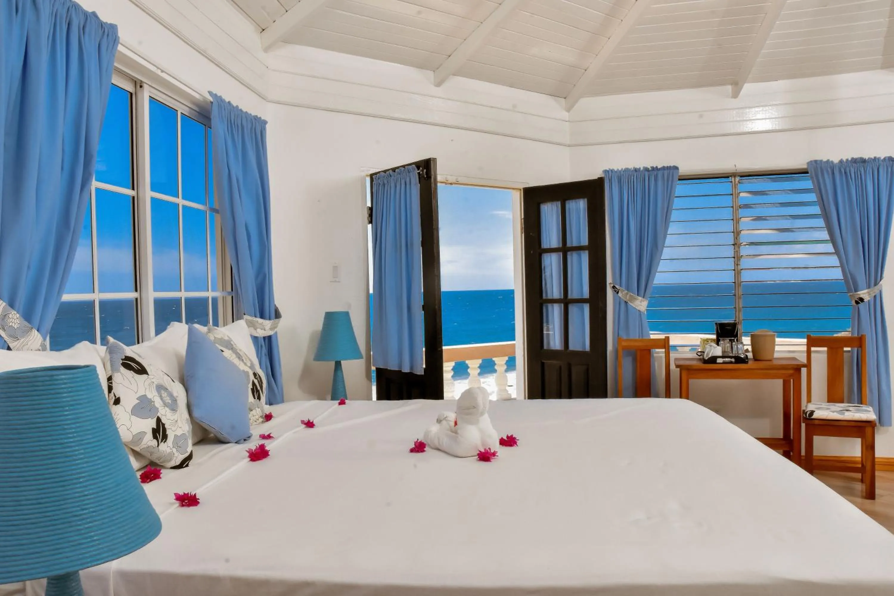 Bed in Beyond Sunset Resort & Villas