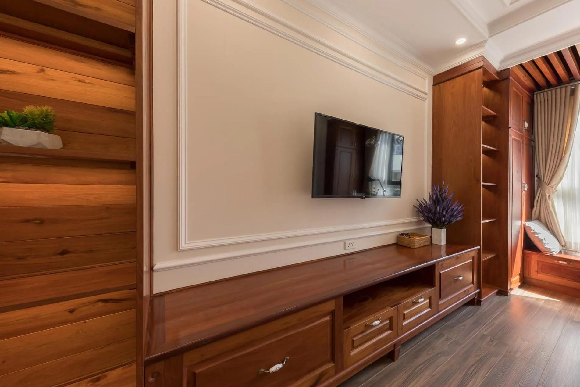 Woody House Boutique