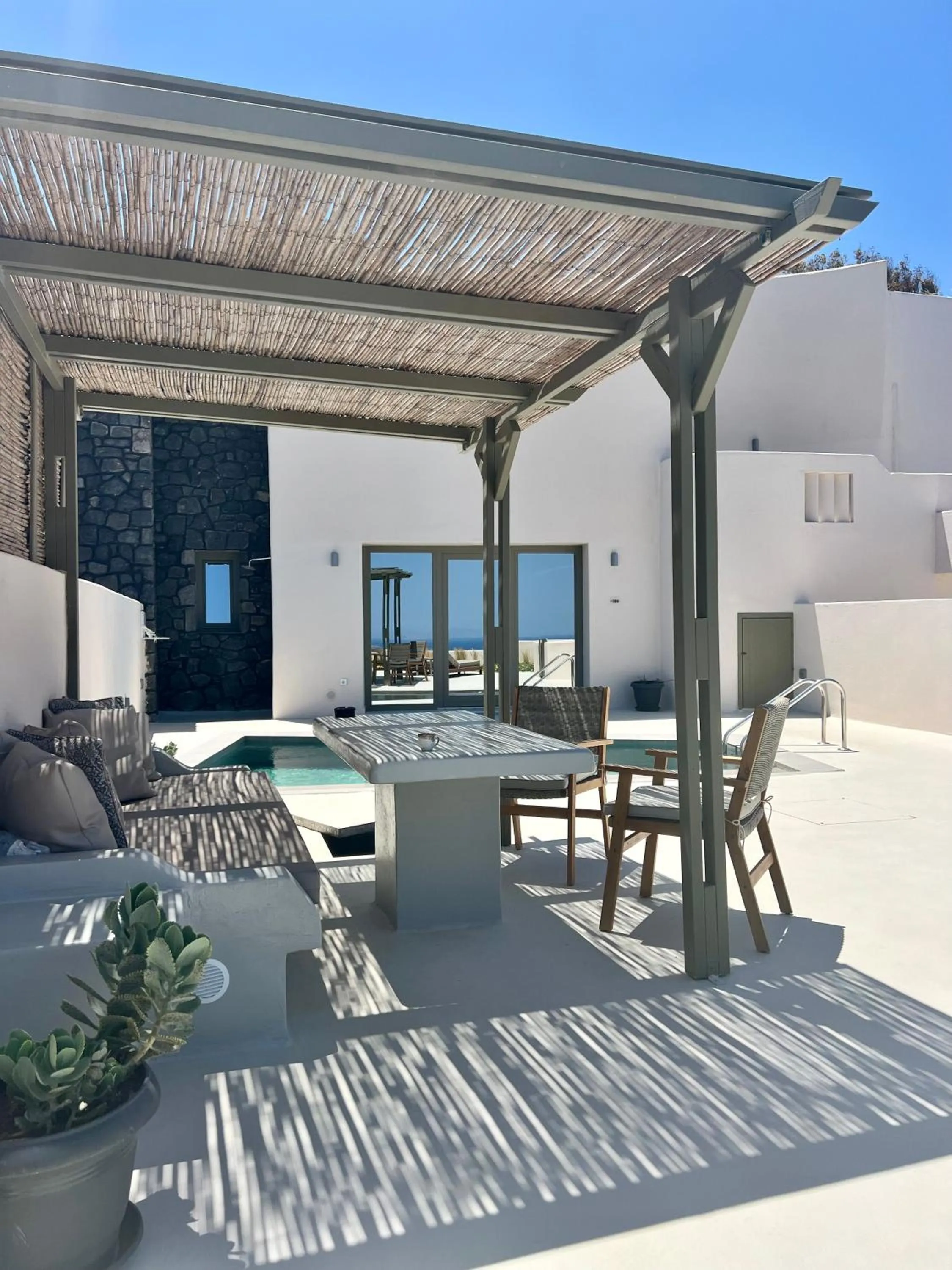 Lavadoze Luxury Suites