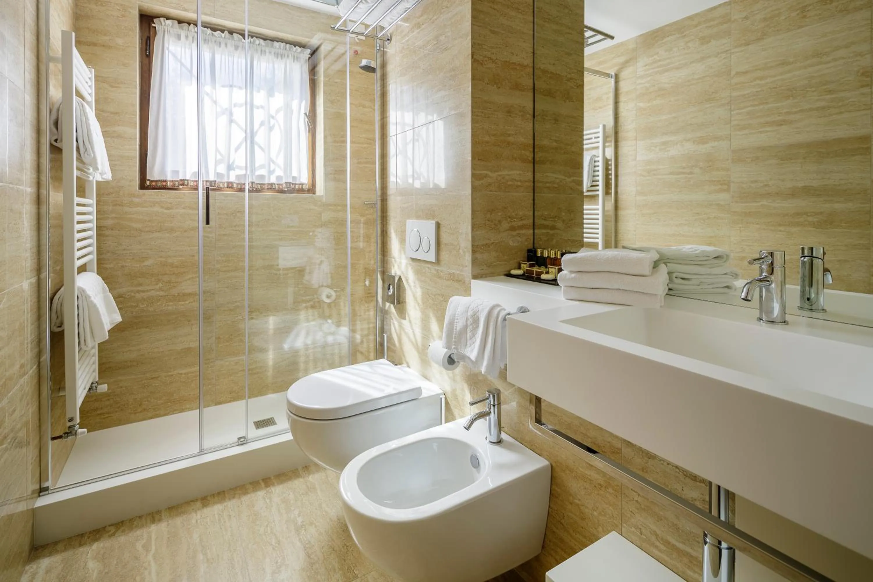 Shower in Hotel Lajadira & Spa