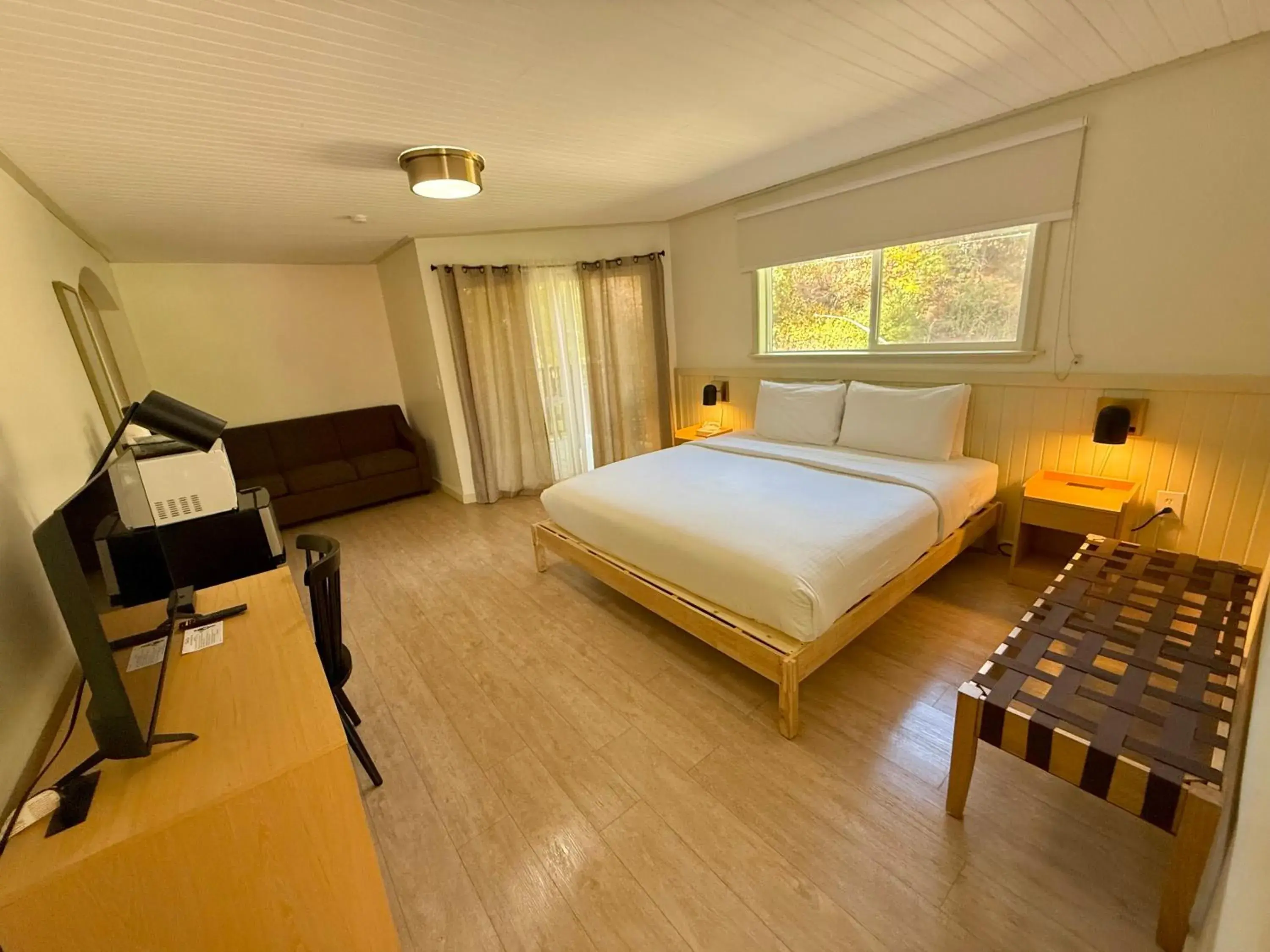 Deluxe Double Room in Pikes Peak Inn Deluxe Double Room in Pikes Peak Inn