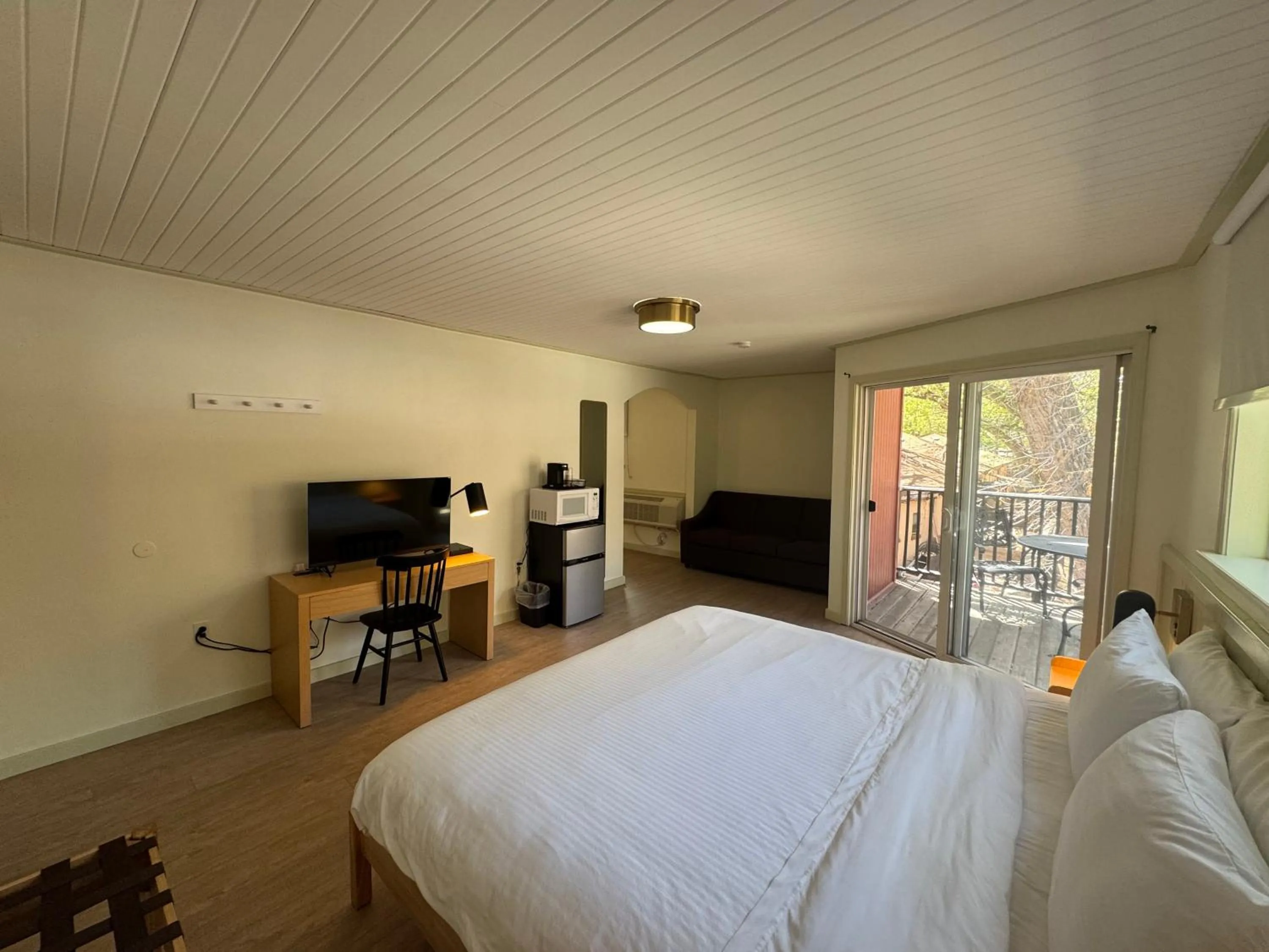 Bed in Pikes Peak Inn