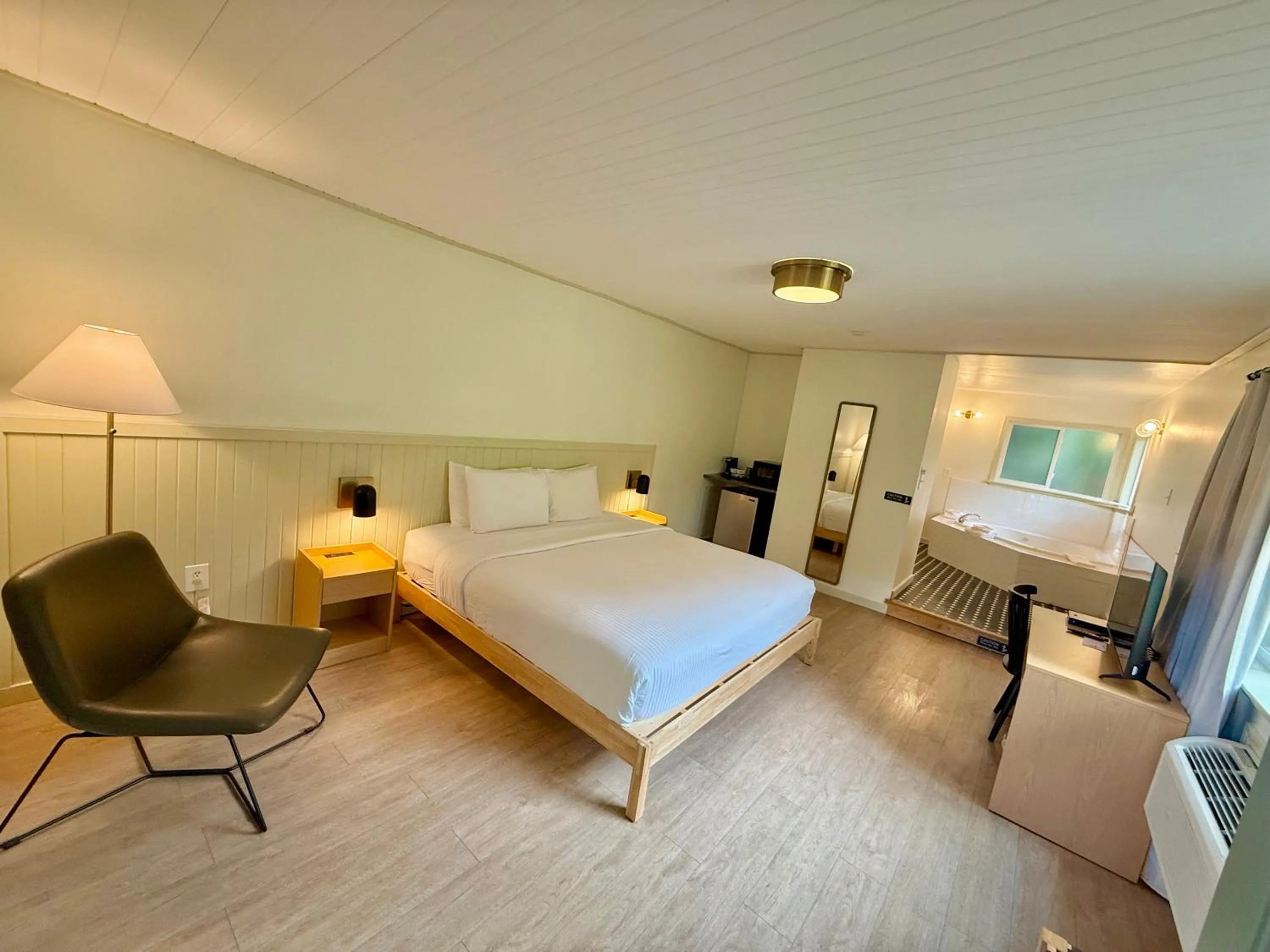 Bed in Pikes Peak Inn