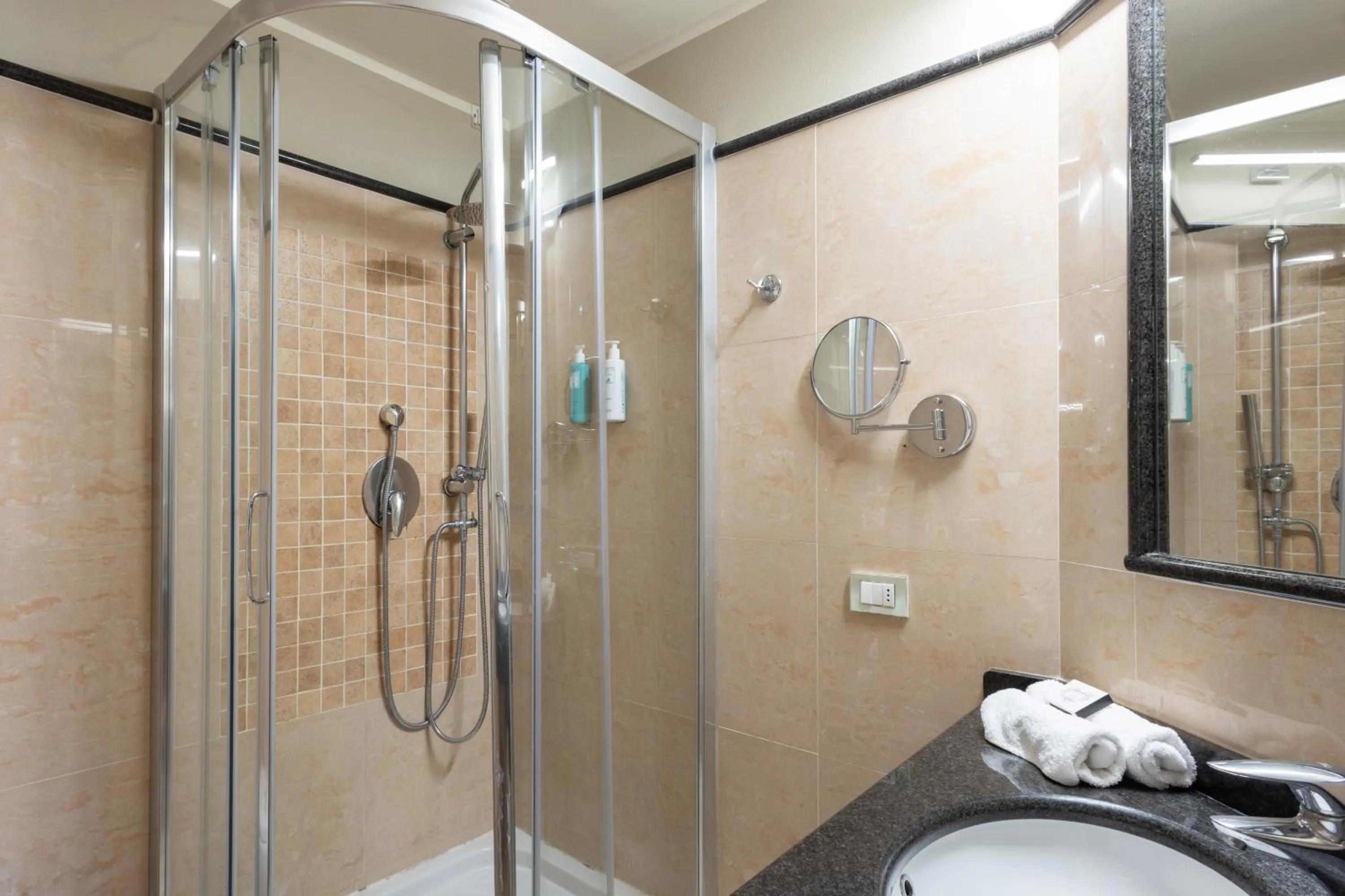 Bathroom in Hotel Embassy