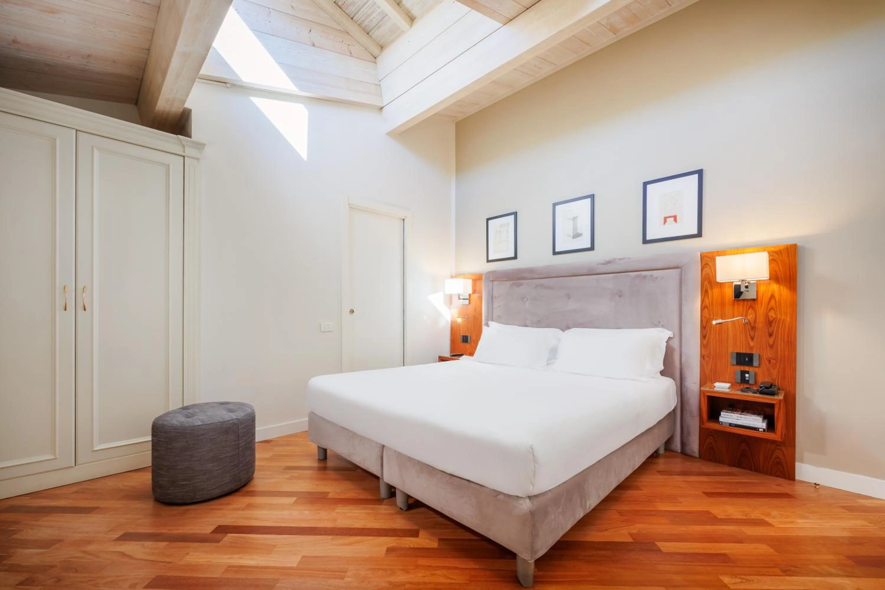 Bedroom, Bed in Hotel Embassy