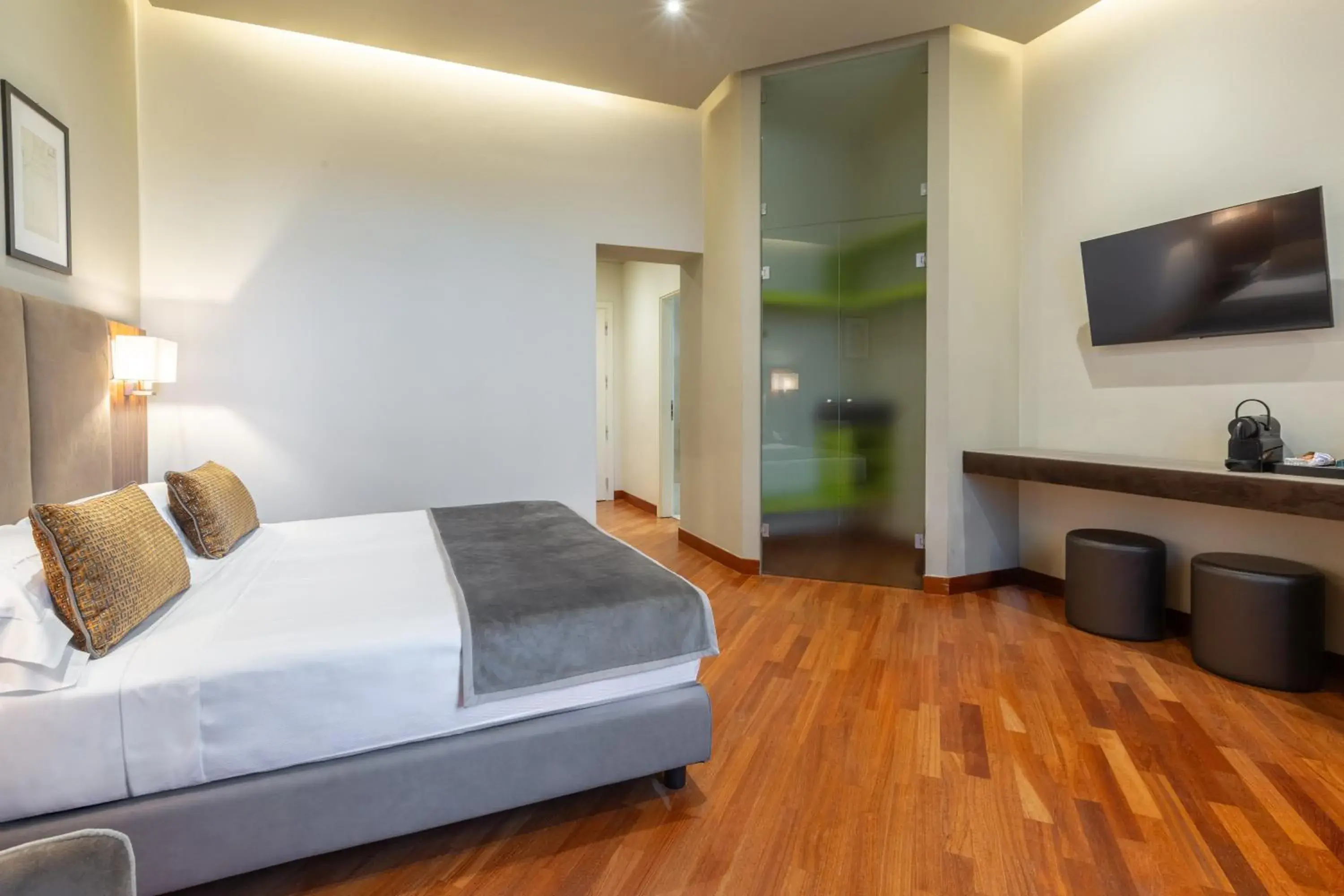 TV and multimedia, Bed in Hotel Embassy TV and multimedia, Bed in Hotel Embassy