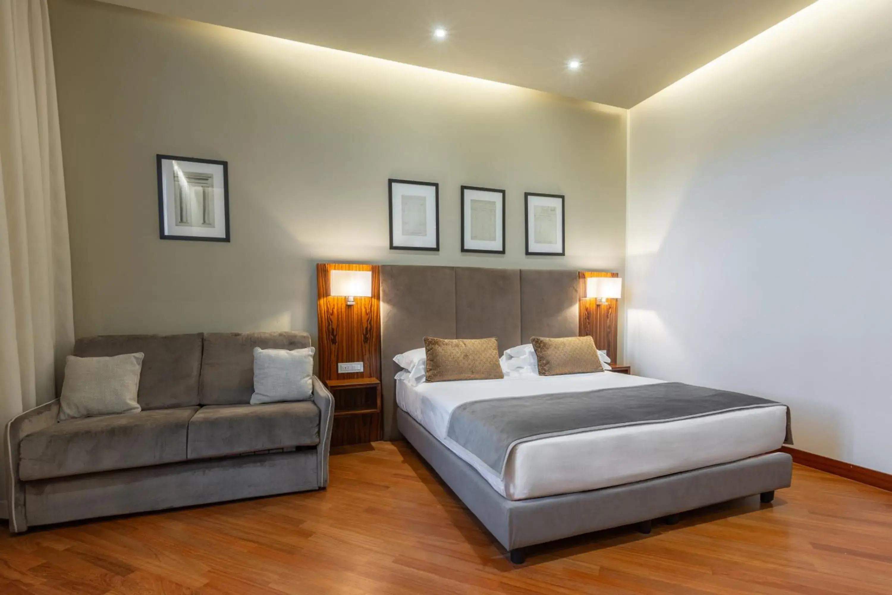 Photo of the whole room, Bed in Hotel Embassy Photo of the whole room, Bed in Hotel Embassy