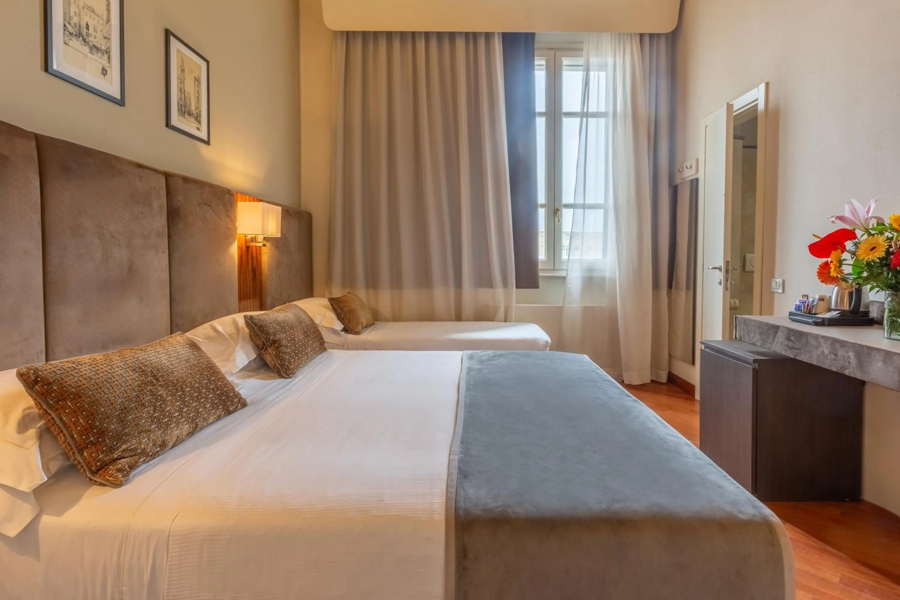 Photo of the whole room, Bed in Hotel Embassy