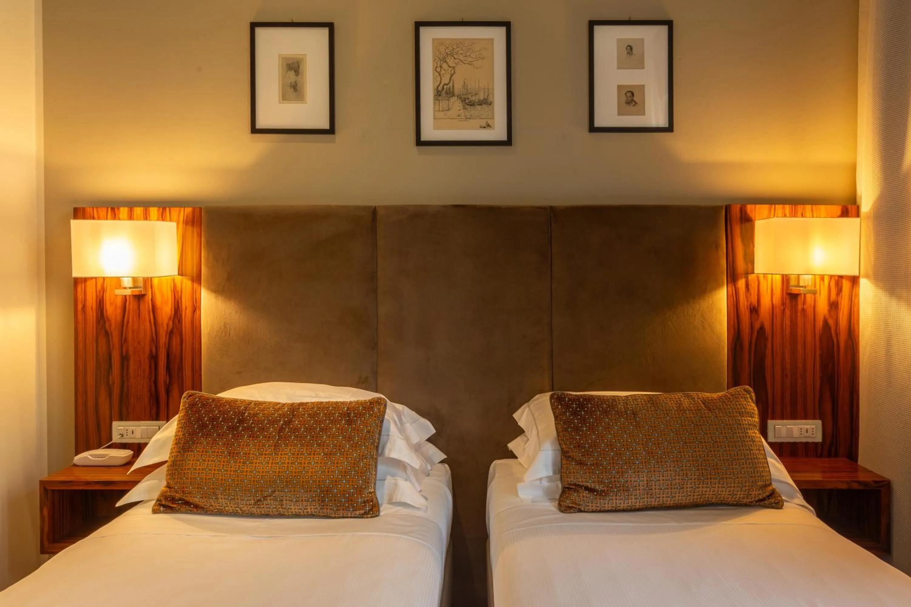 Bed in Hotel Embassy