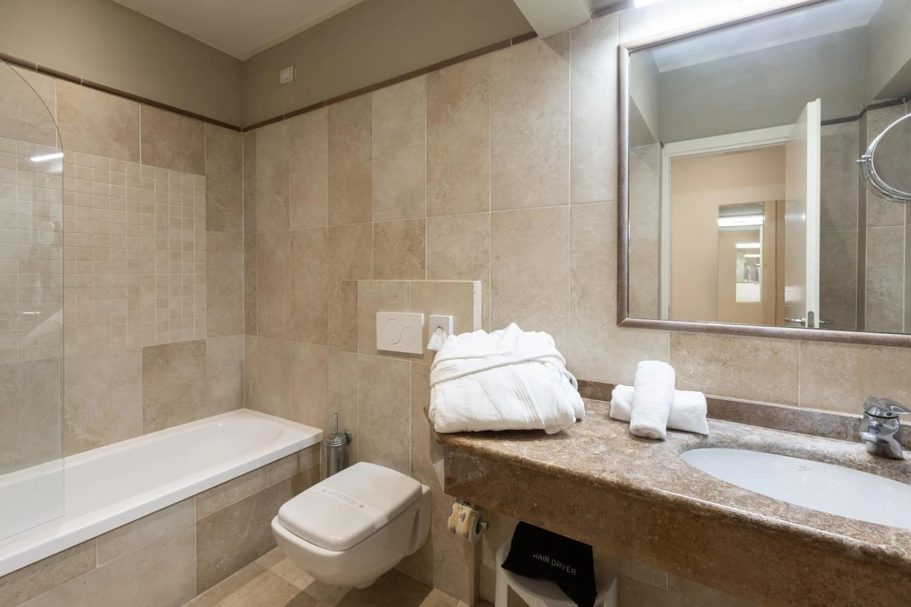 Bathroom in Hotel Embassy