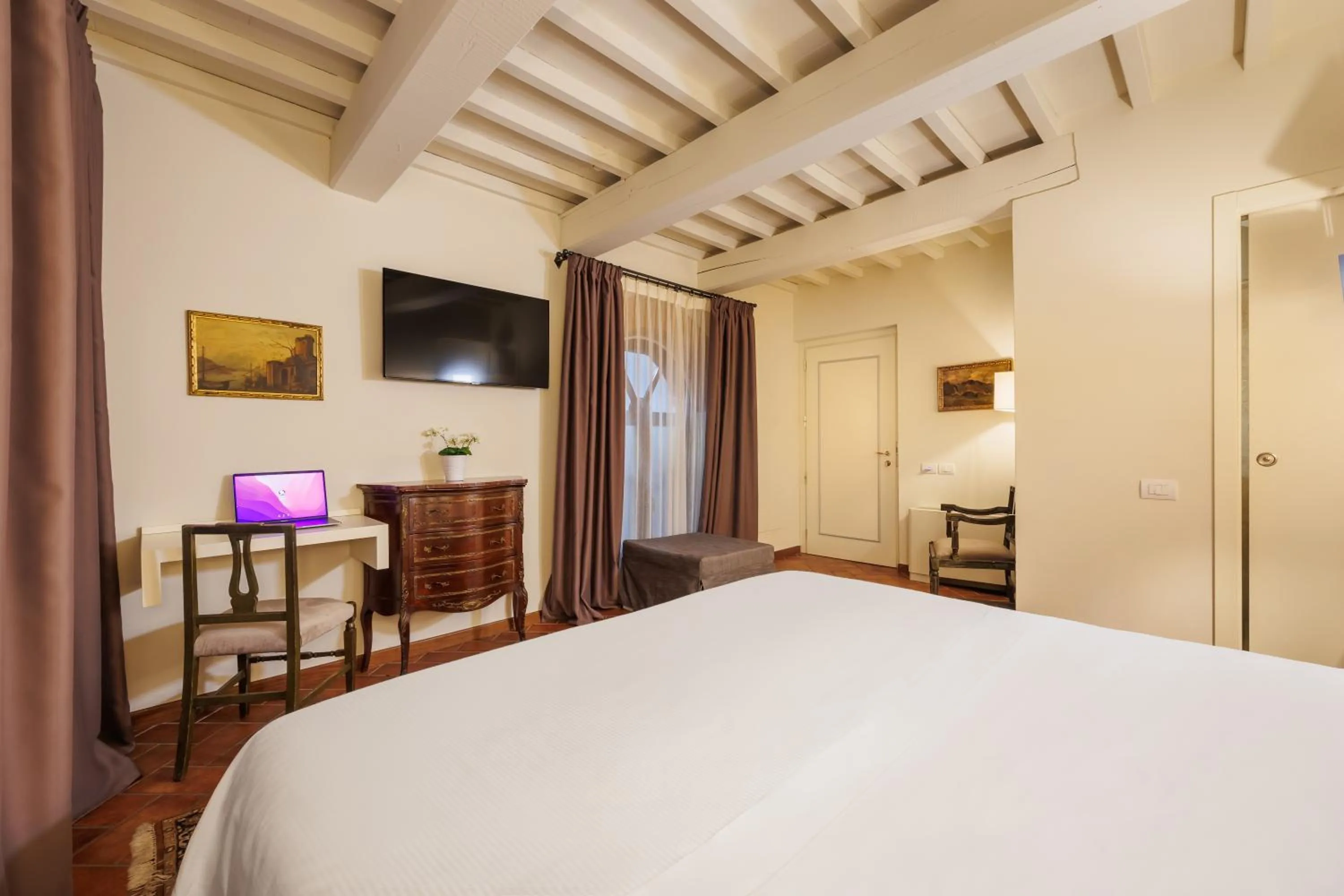 Bedroom, Bed in Hotel Embassy