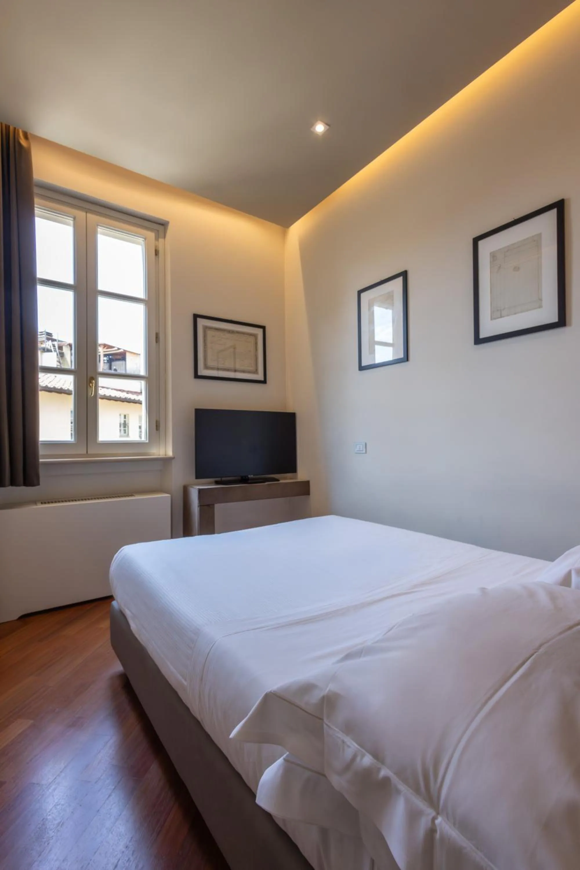 Bedroom, Bed in Hotel Embassy