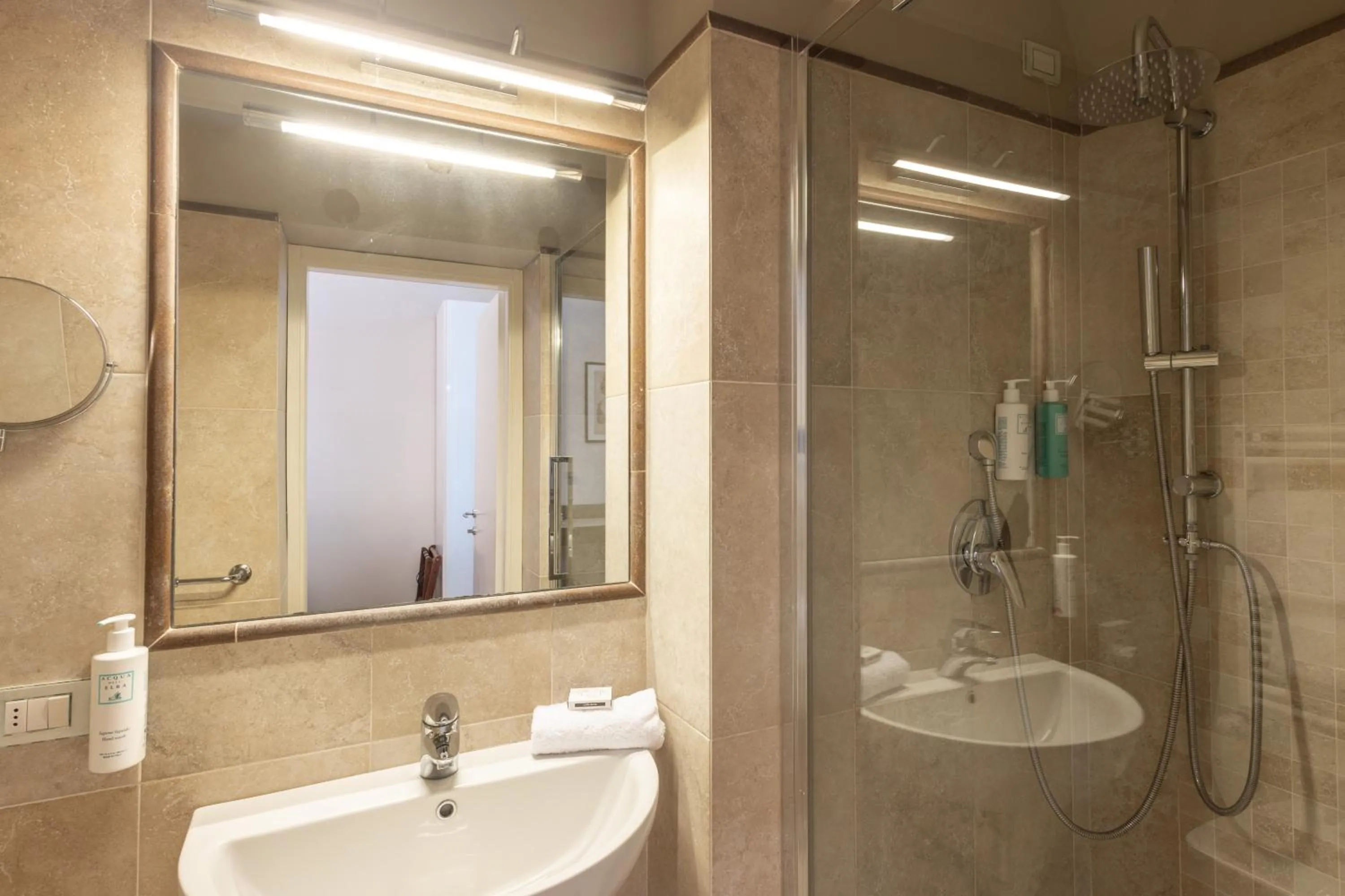 Bathroom in Hotel Embassy