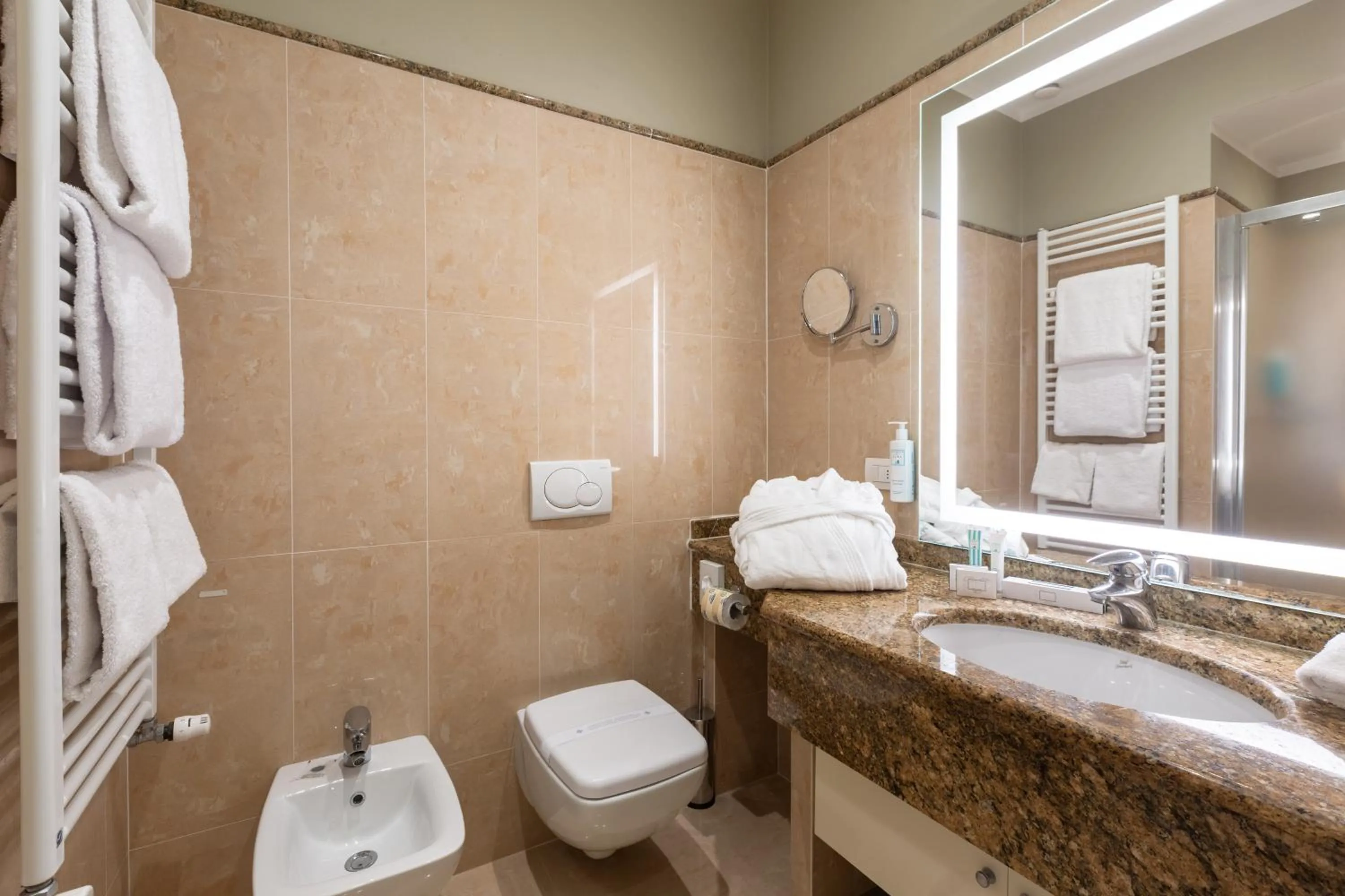 Shower in Hotel Embassy