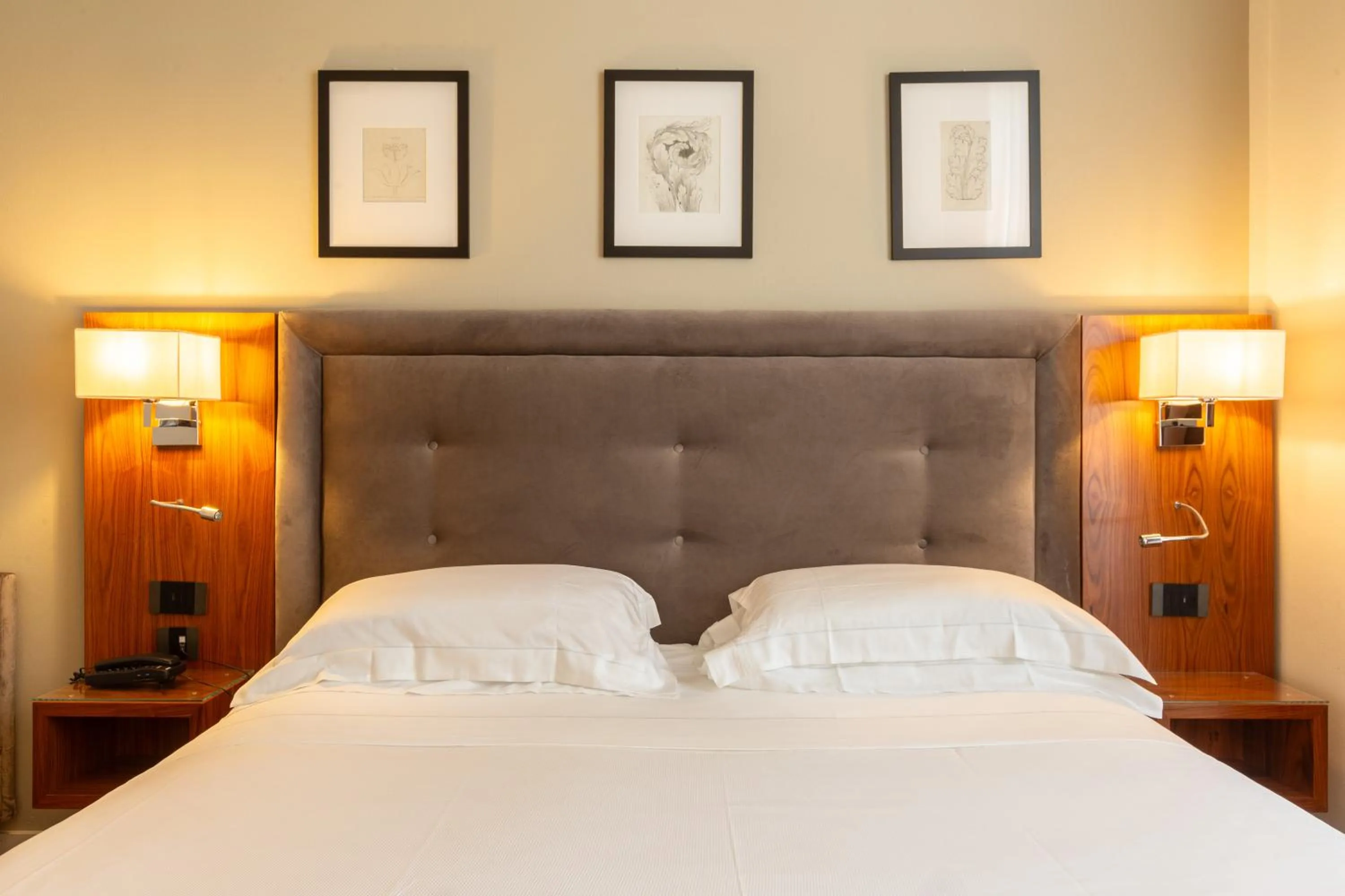 Bed in Hotel Embassy