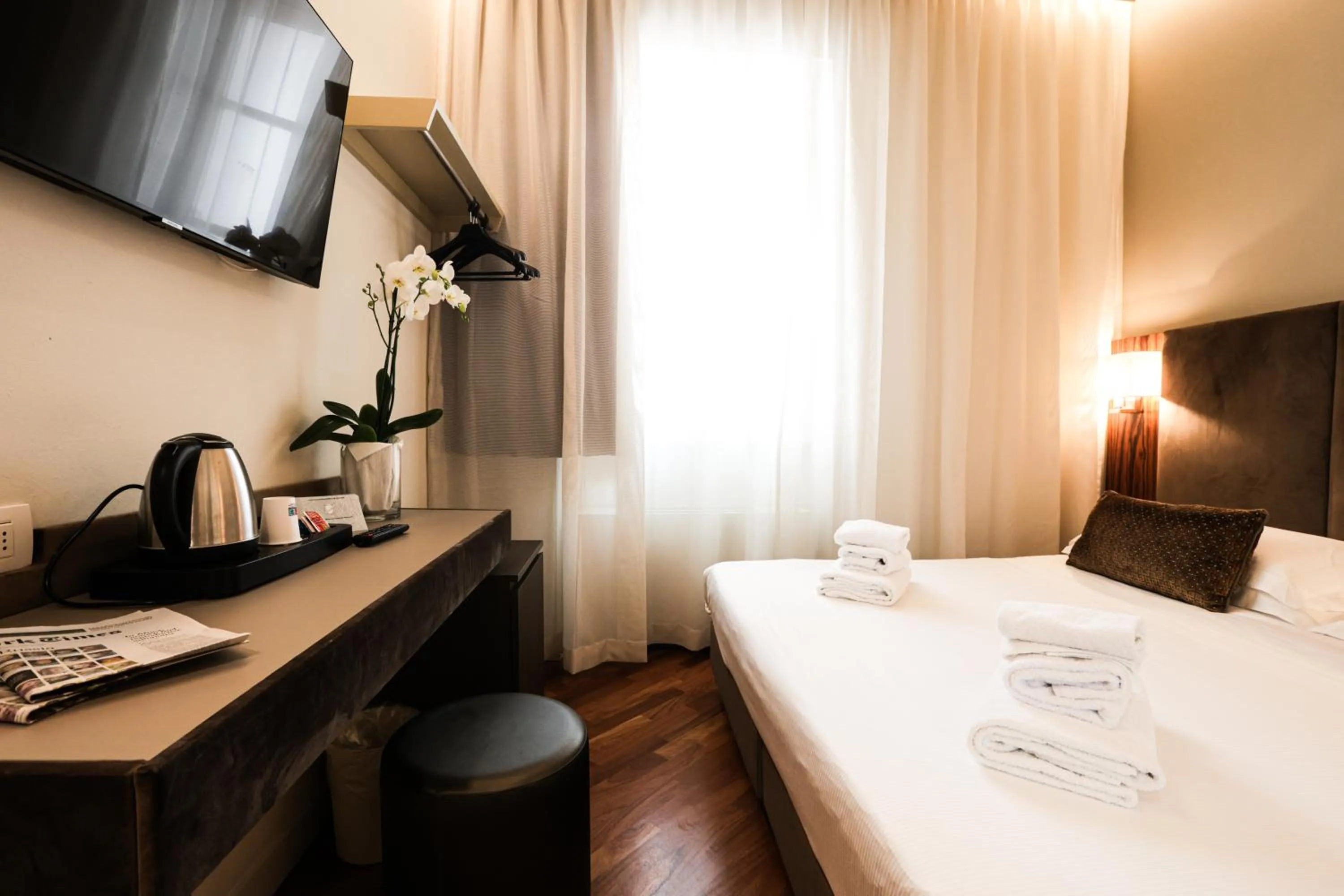 Bedroom, Bed in Hotel Embassy