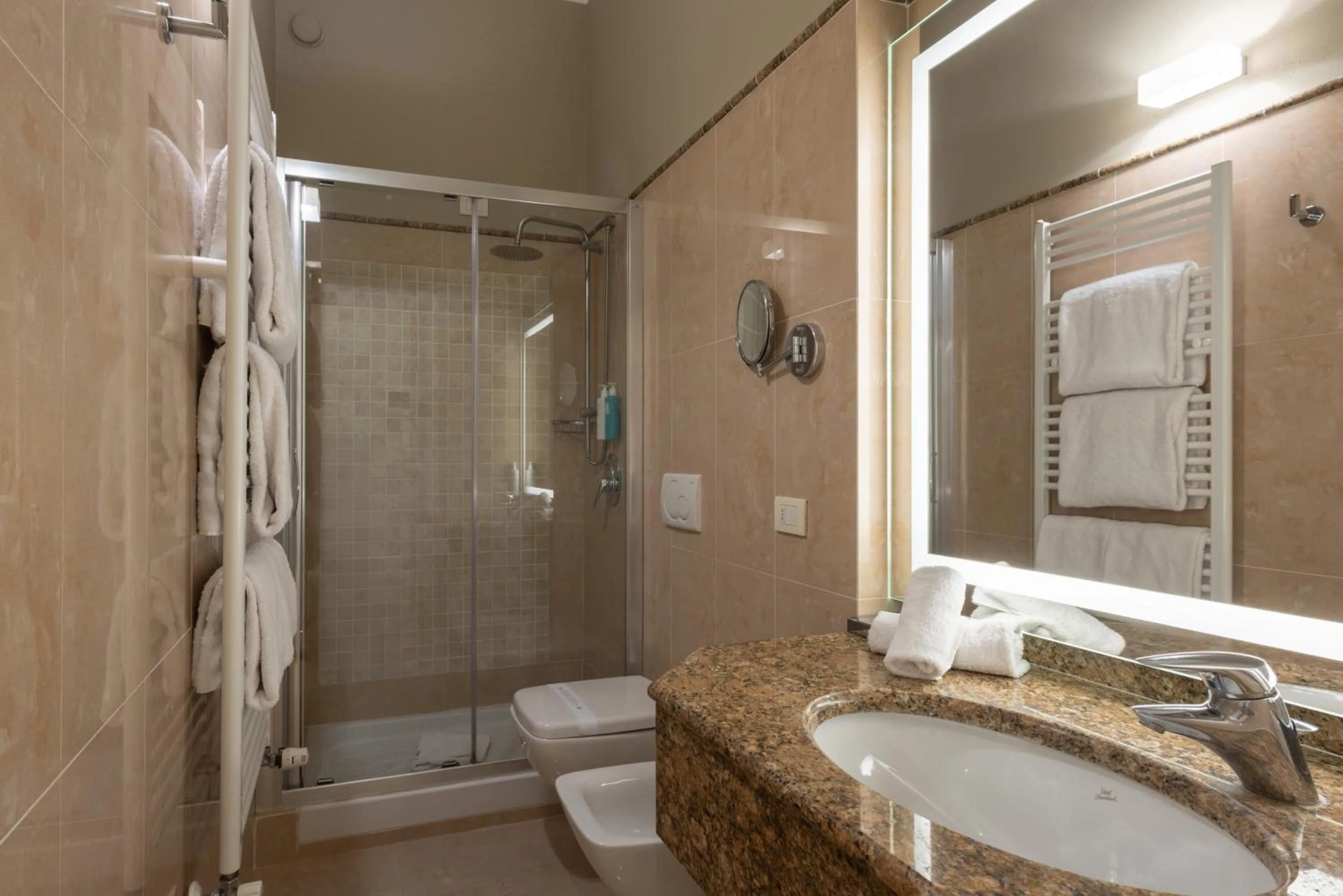 Bathroom in Hotel Embassy