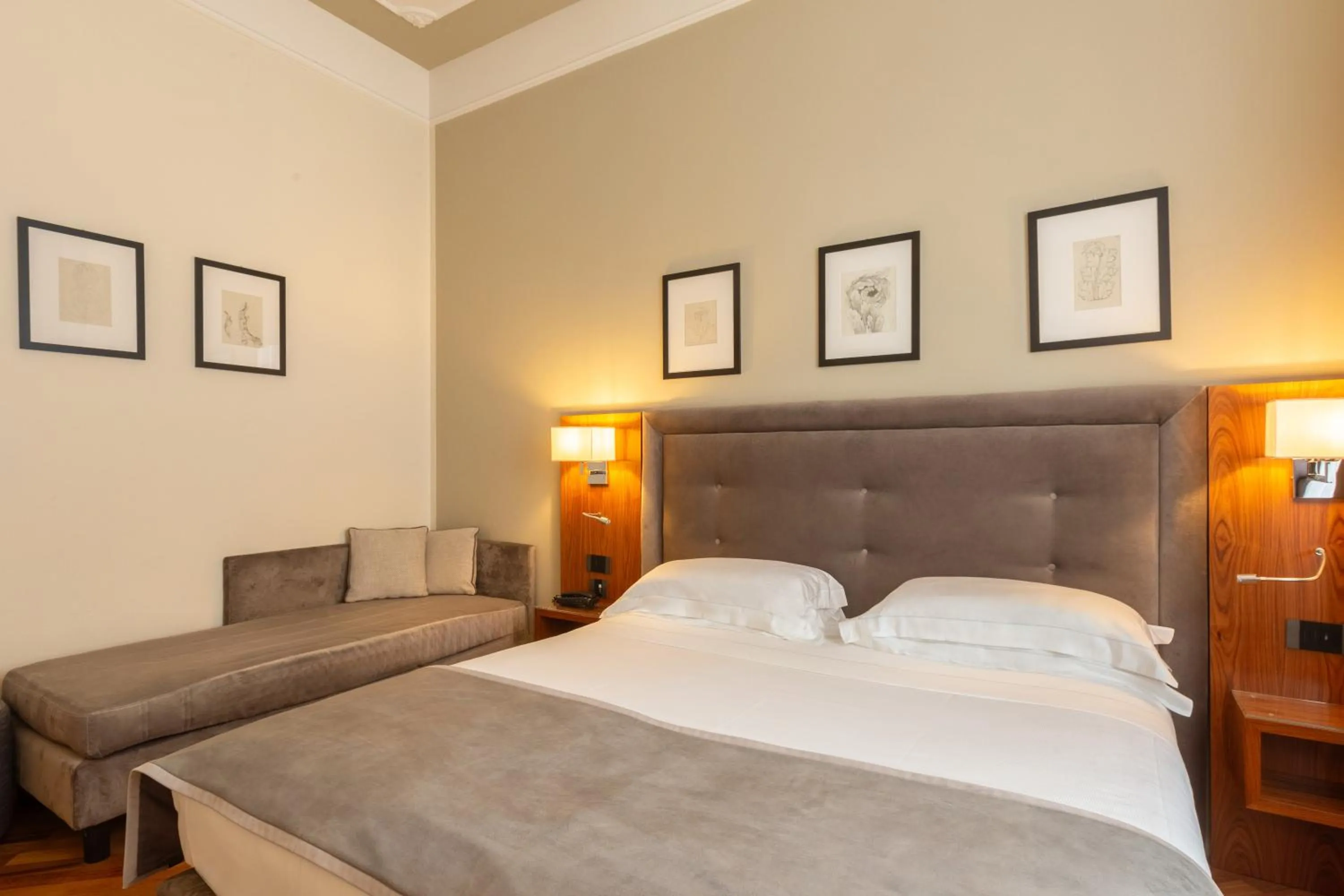 Bed in Hotel Embassy