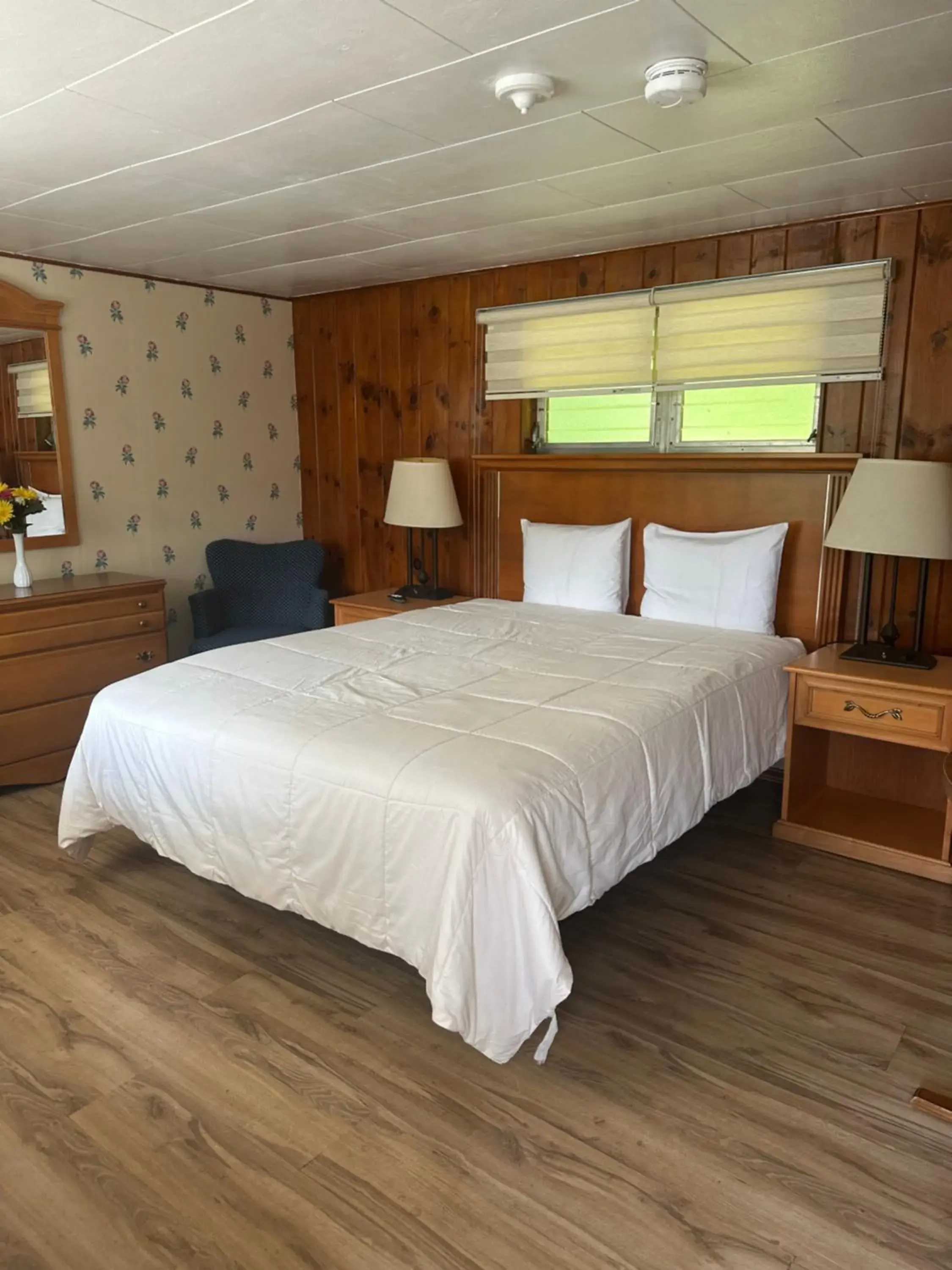 Deluxe Queen Room in Starlight Inn Deluxe Queen Room in Starlight Inn