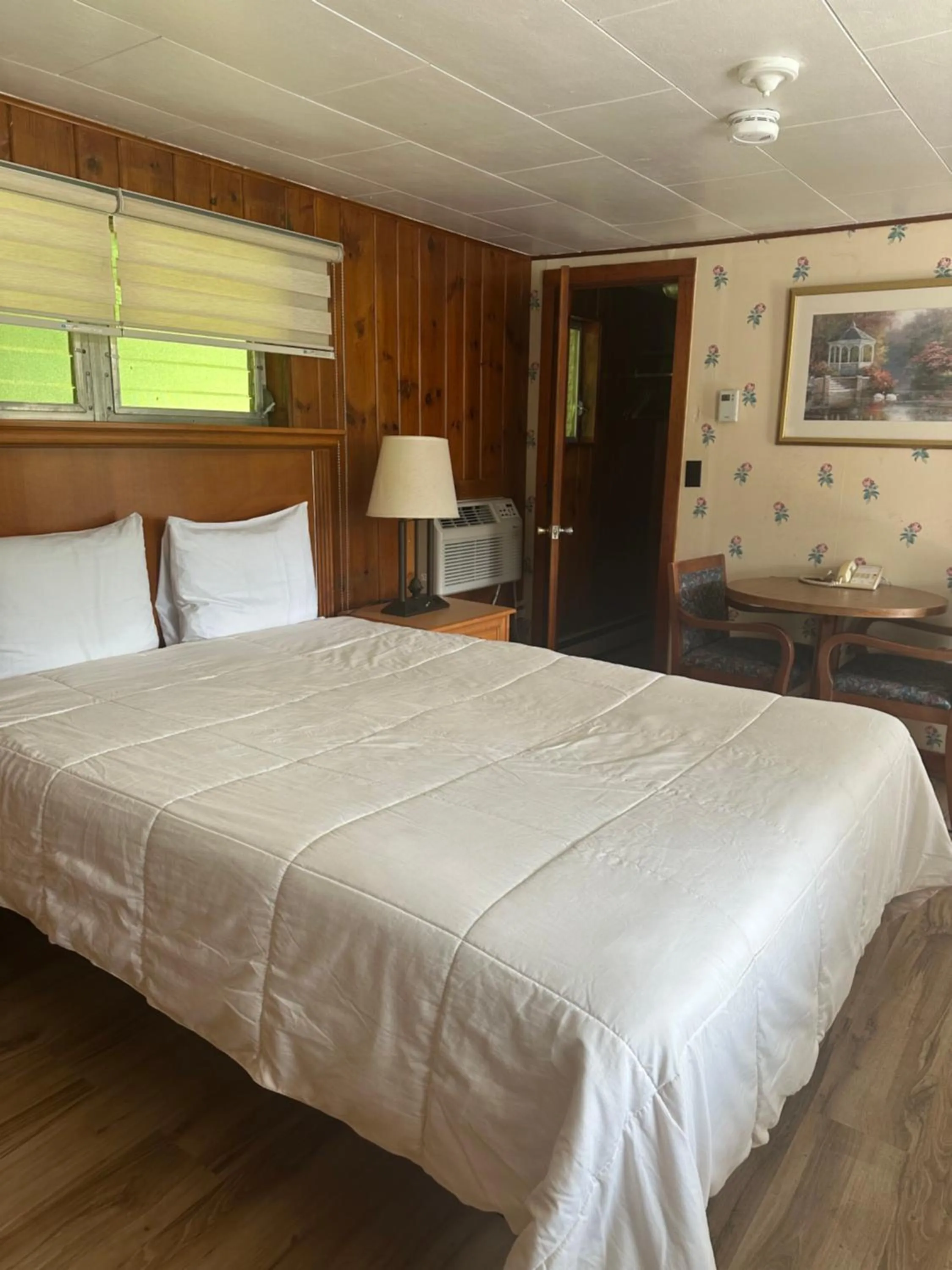 Photo of the whole room, Bed in Starlight Inn