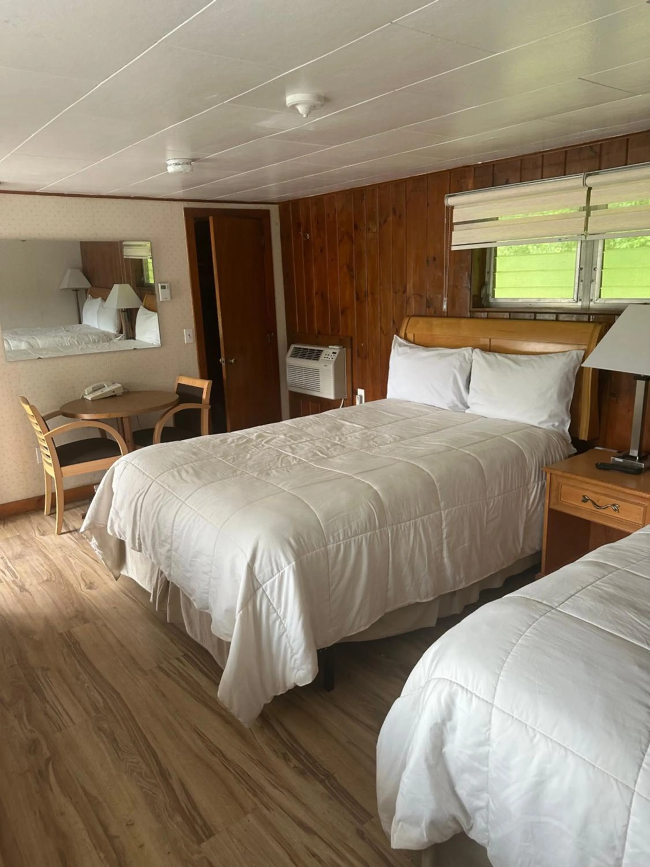 Photo of the whole room, Bed in Starlight Inn