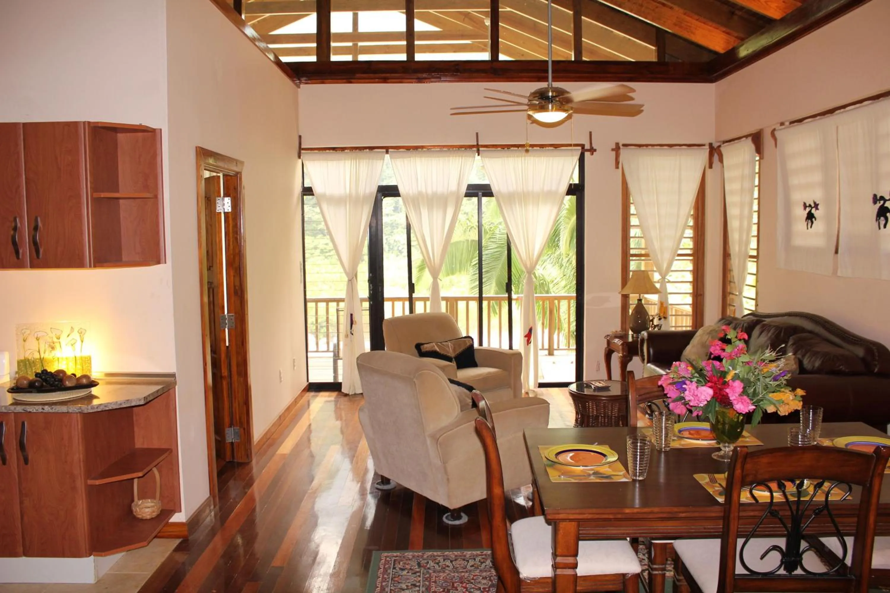 Photo of the whole room in Villas Pico Bonito