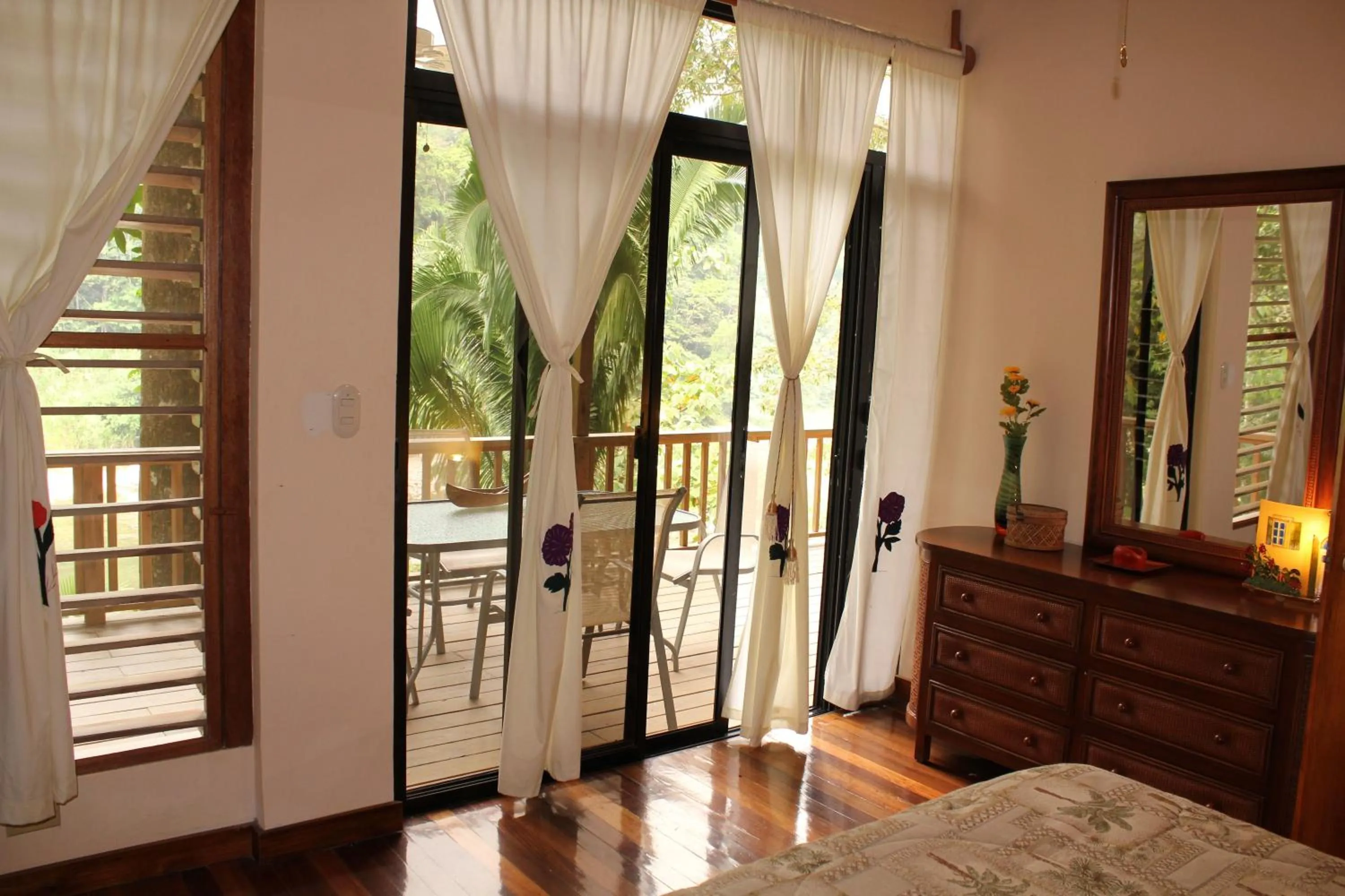 Photo of the whole room, Bed in Villas Pico Bonito