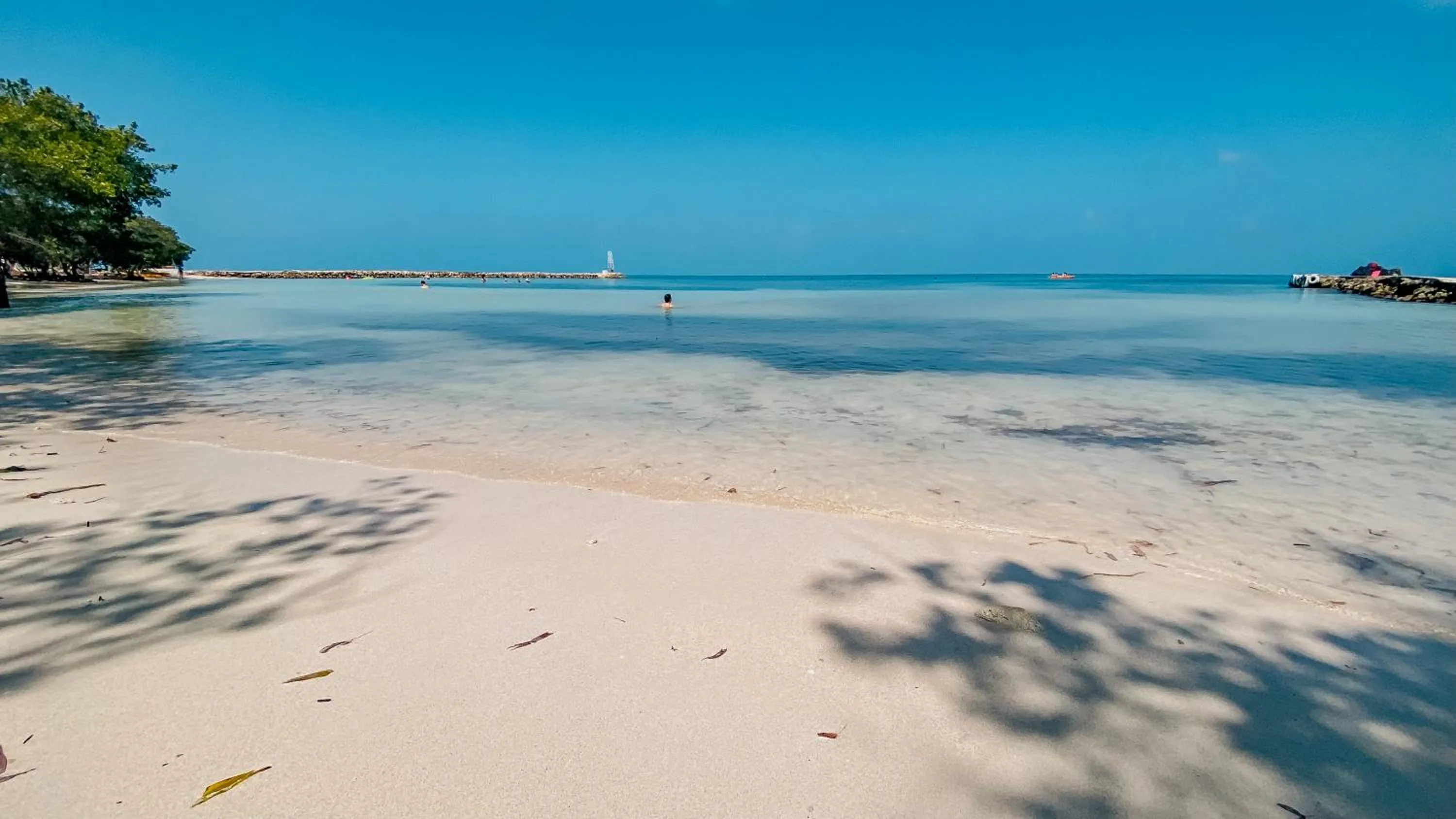 Beach in Múcura Club Hotel