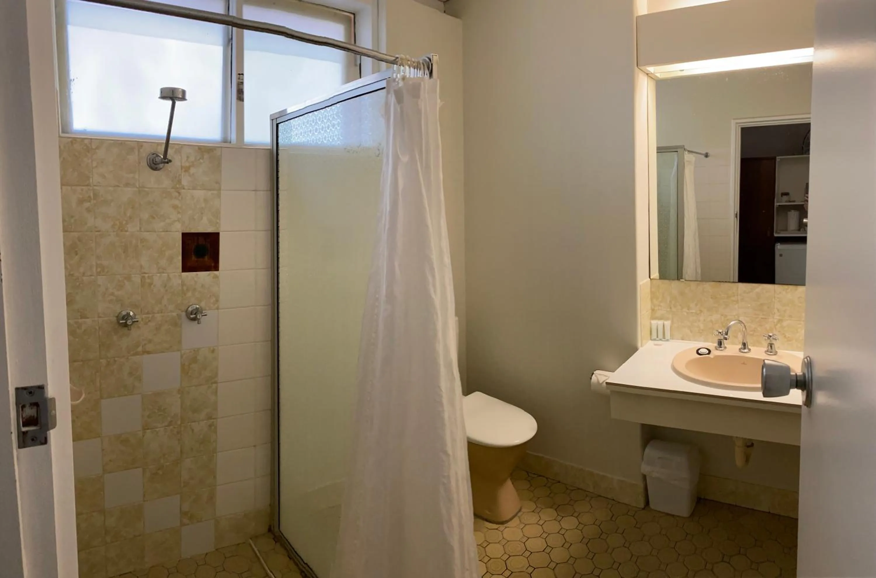 Shower in Kingston Lobster Motel