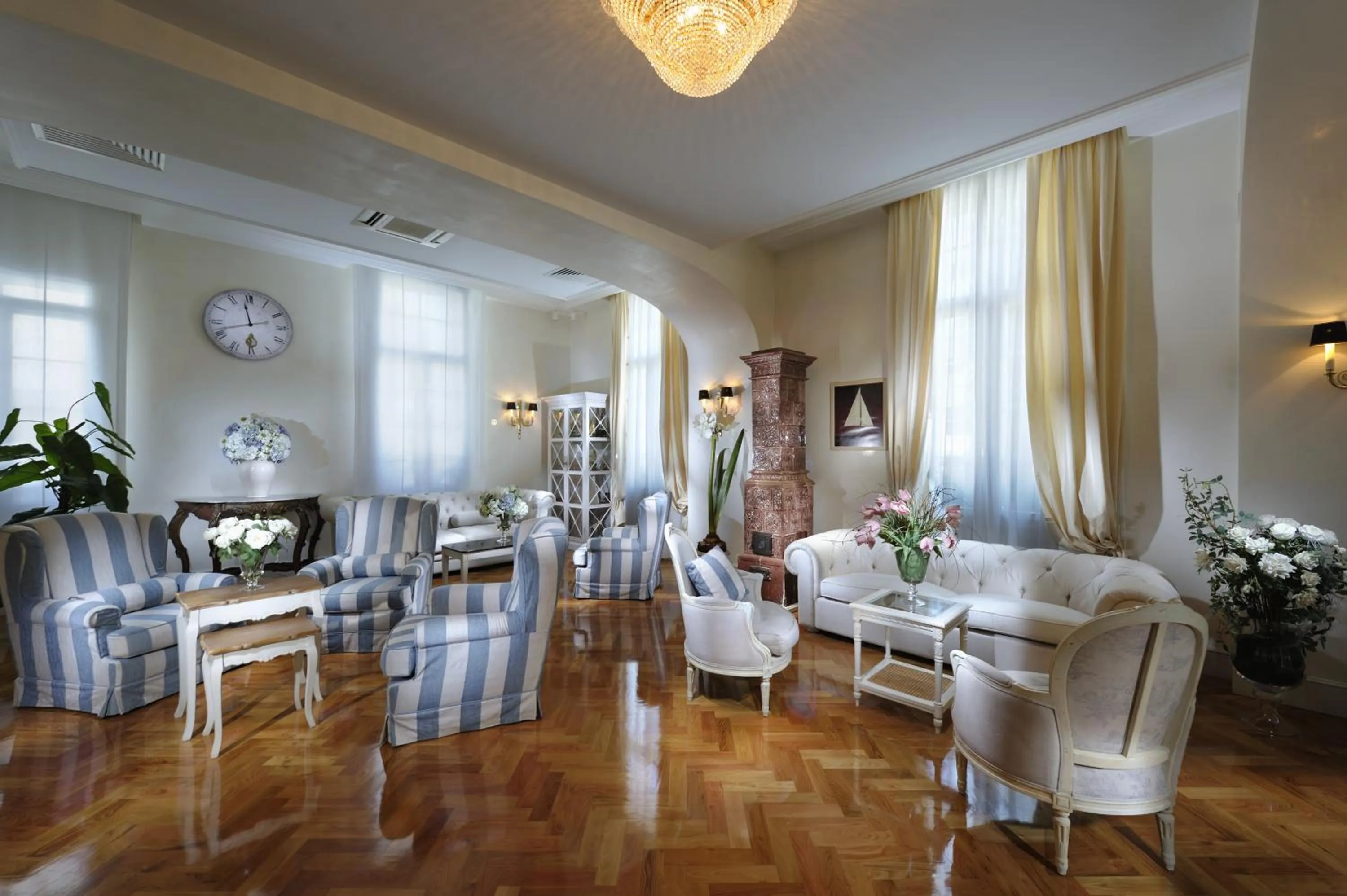 Communal lounge/ TV room in Hotel Italia Palace