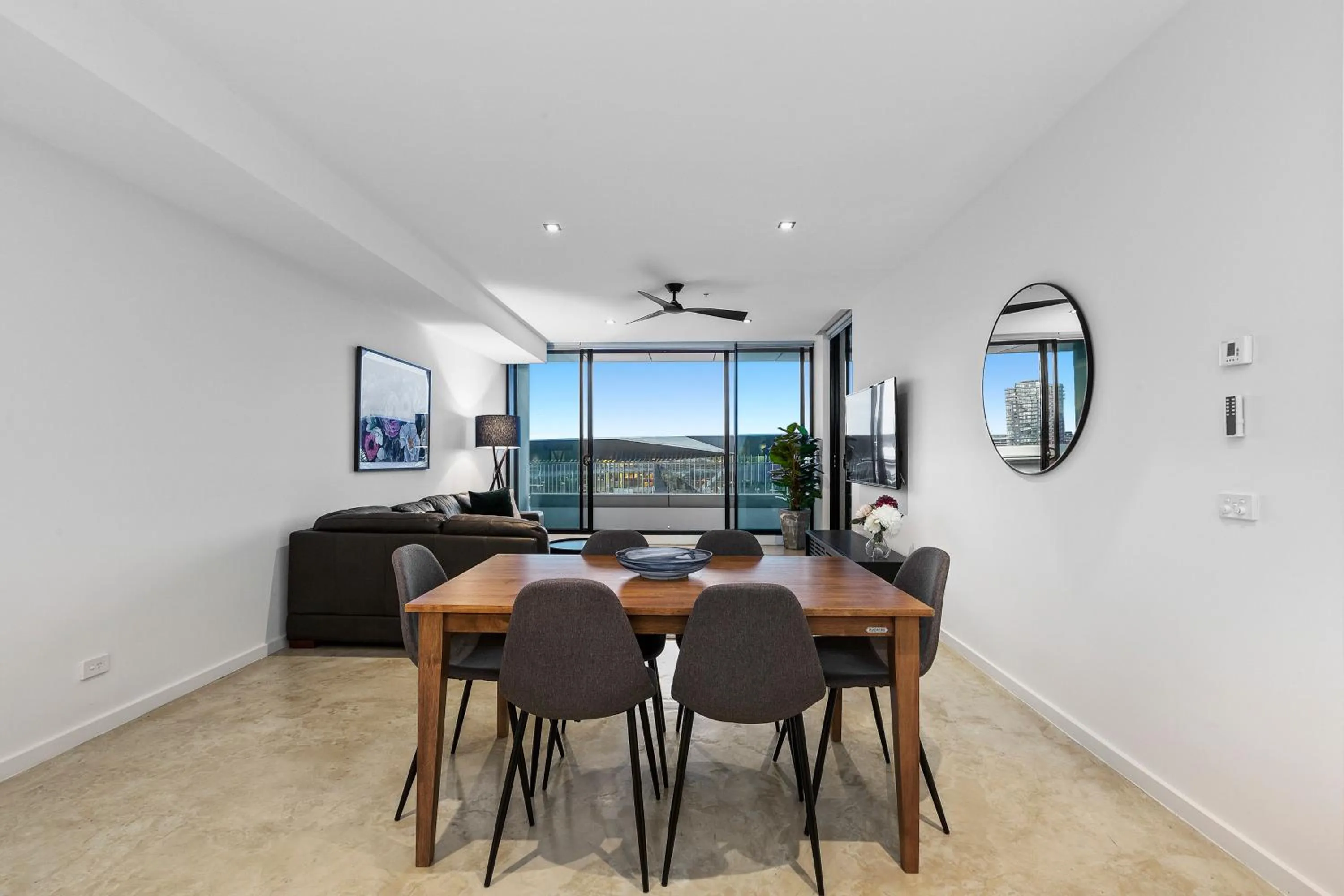Dining area in Melbourne Holiday Apartments Flinders Wharf