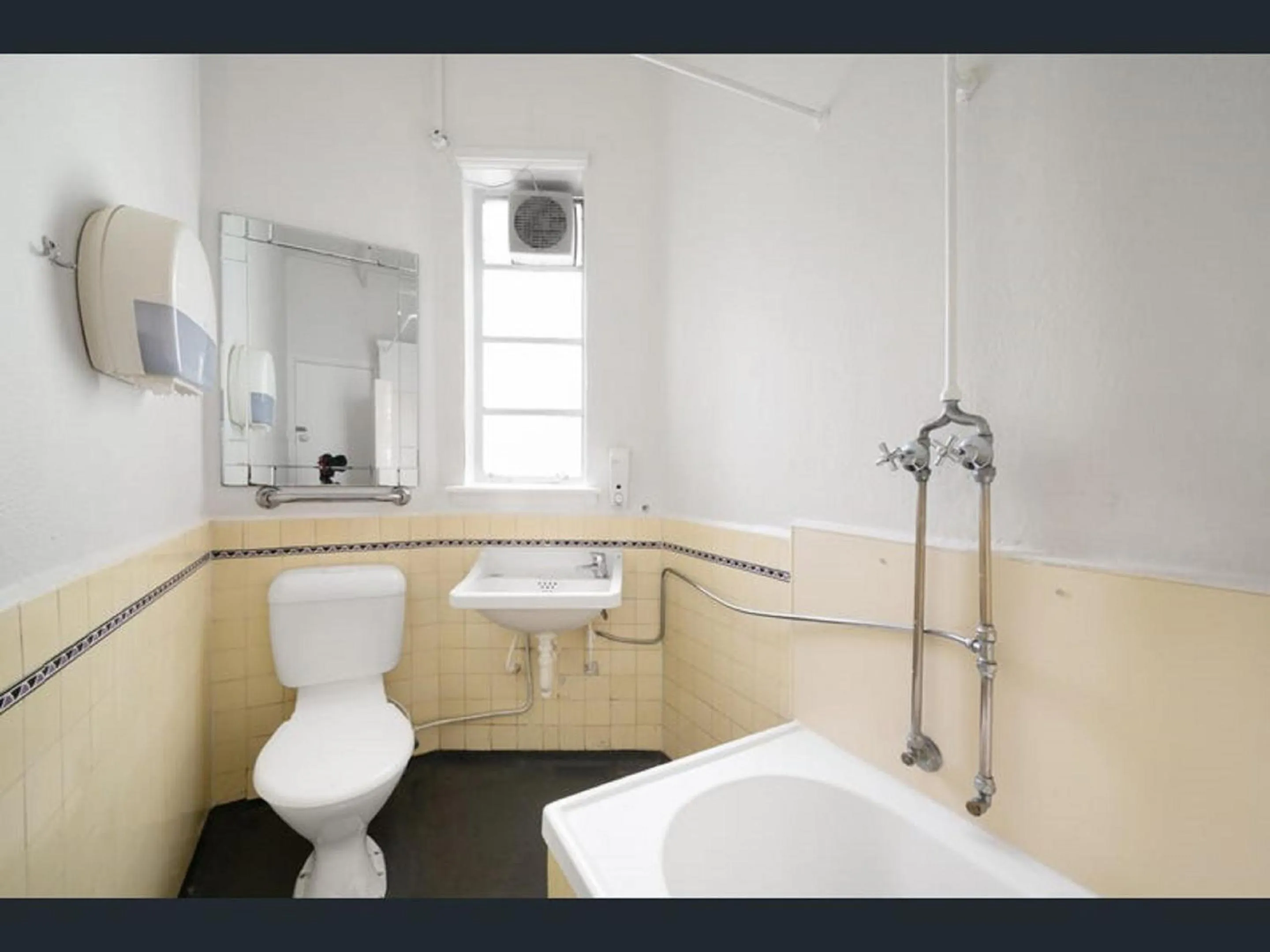 Bathroom in Richmond Private Rooms - 151 Hoddle Homestay