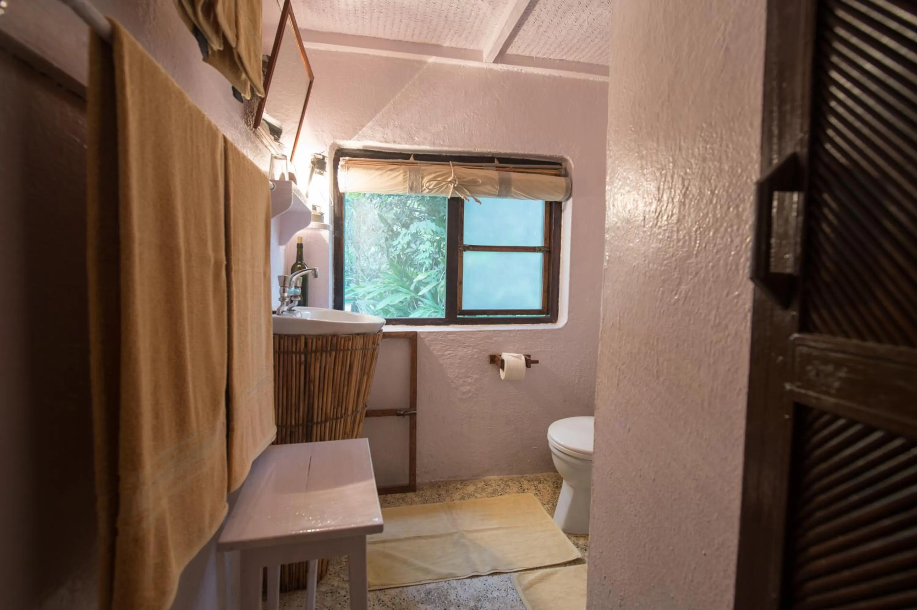 Shower in Tiger Tops Tharu Lodge