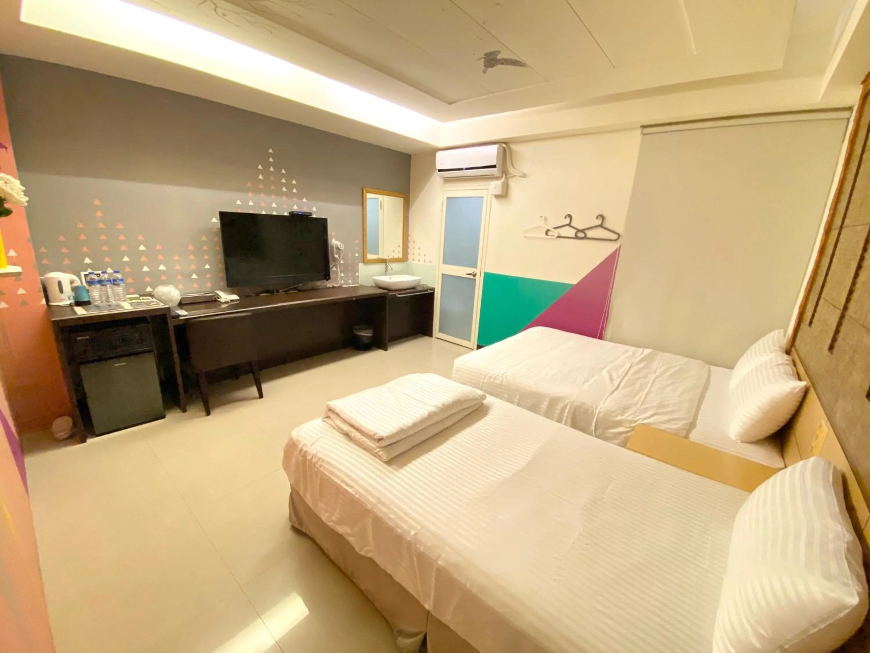 Photo of the whole room, Bed in Dong Men Hotel