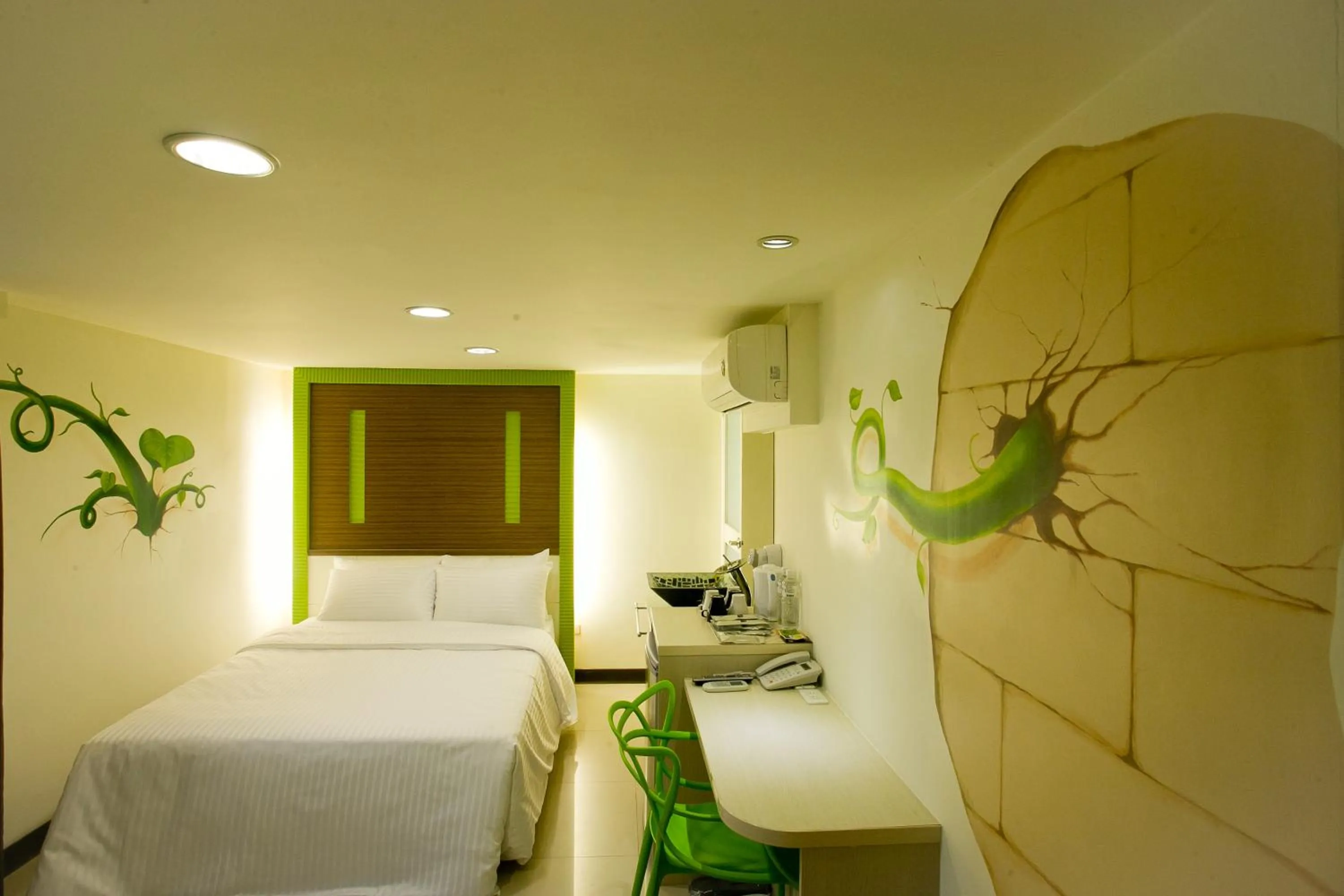 Photo of the whole room, Bed in Dong Men Hotel