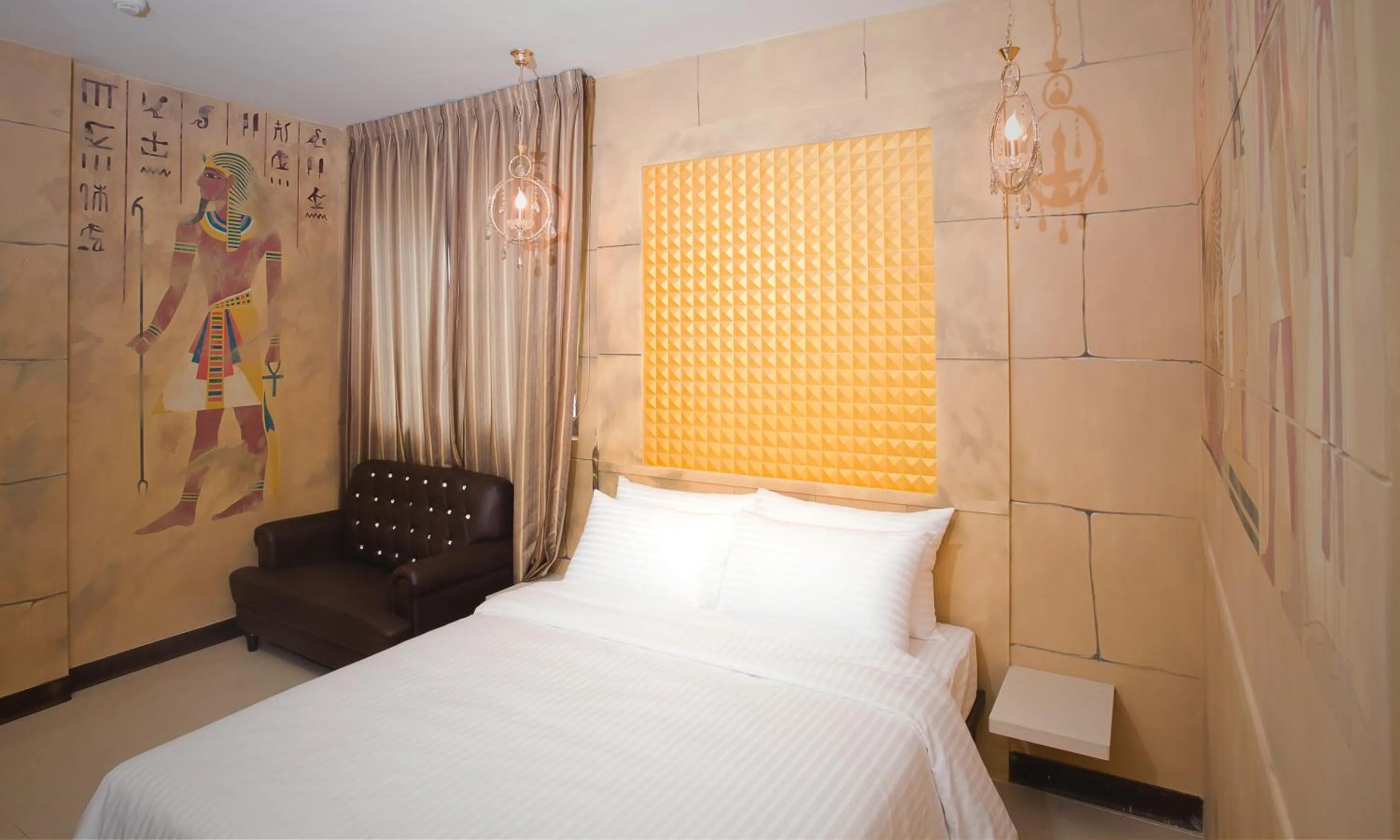 Photo of the whole room, Bed in Dong Men Hotel