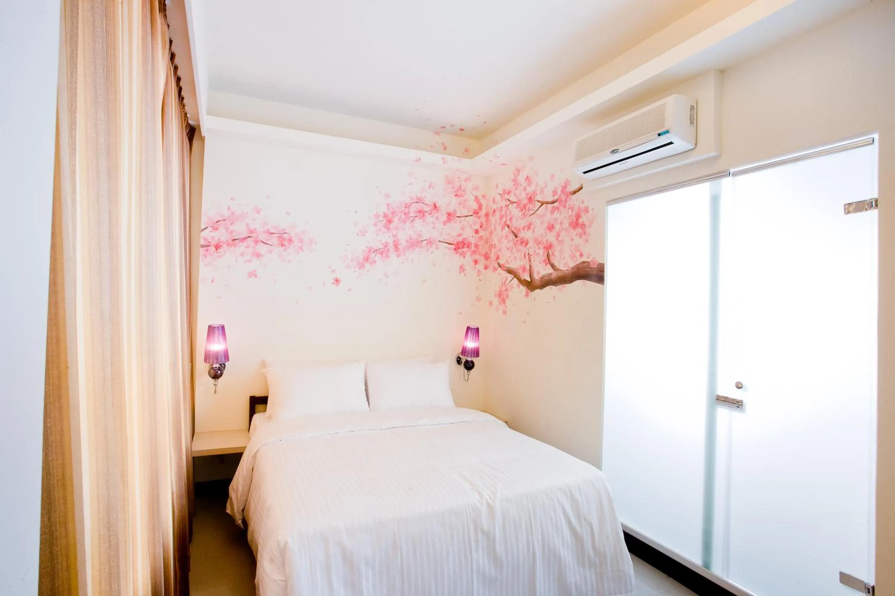 Bed in Dong Men Hotel