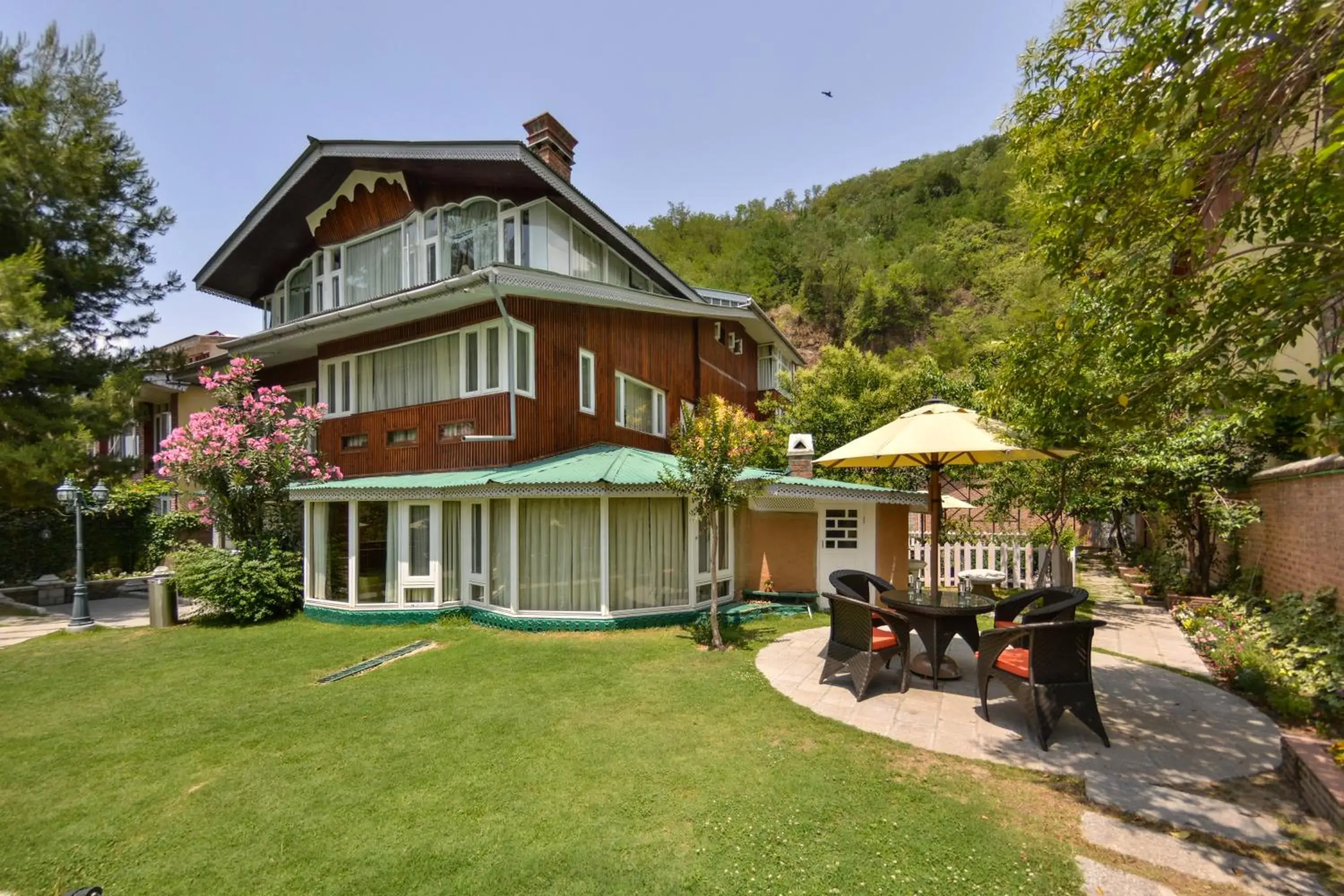 Property building in HOTEL METROPOLIS SRINAGAR Property building in HOTEL METROPOLIS SRINAGAR