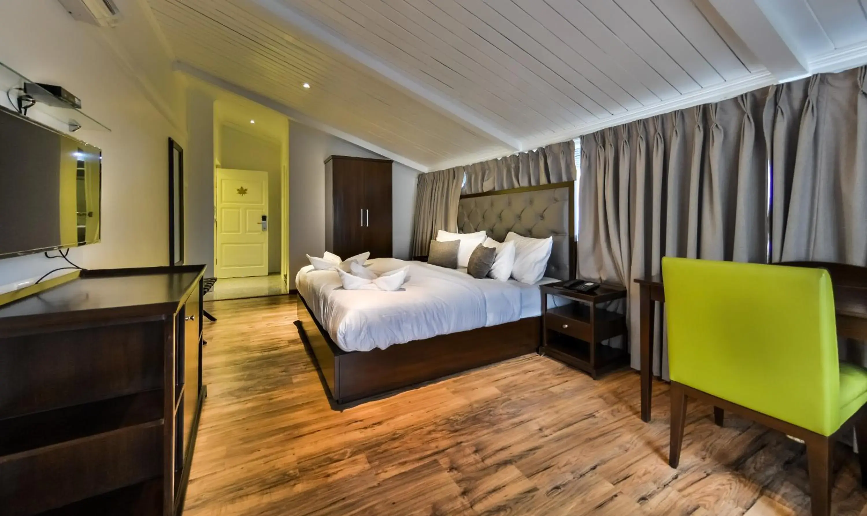 Bedroom, Bed in HOTEL METROPOLIS SRINAGAR Bedroom, Bed in HOTEL METROPOLIS SRINAGAR