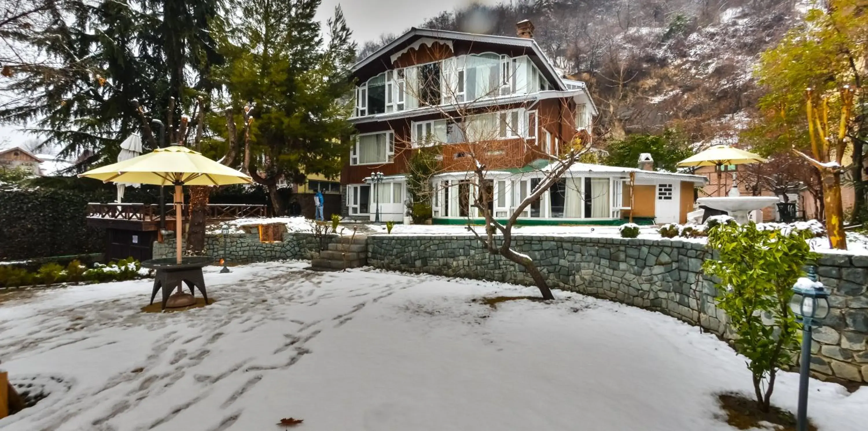 Property building in HOTEL METROPOLIS SRINAGAR Property building in HOTEL METROPOLIS SRINAGAR