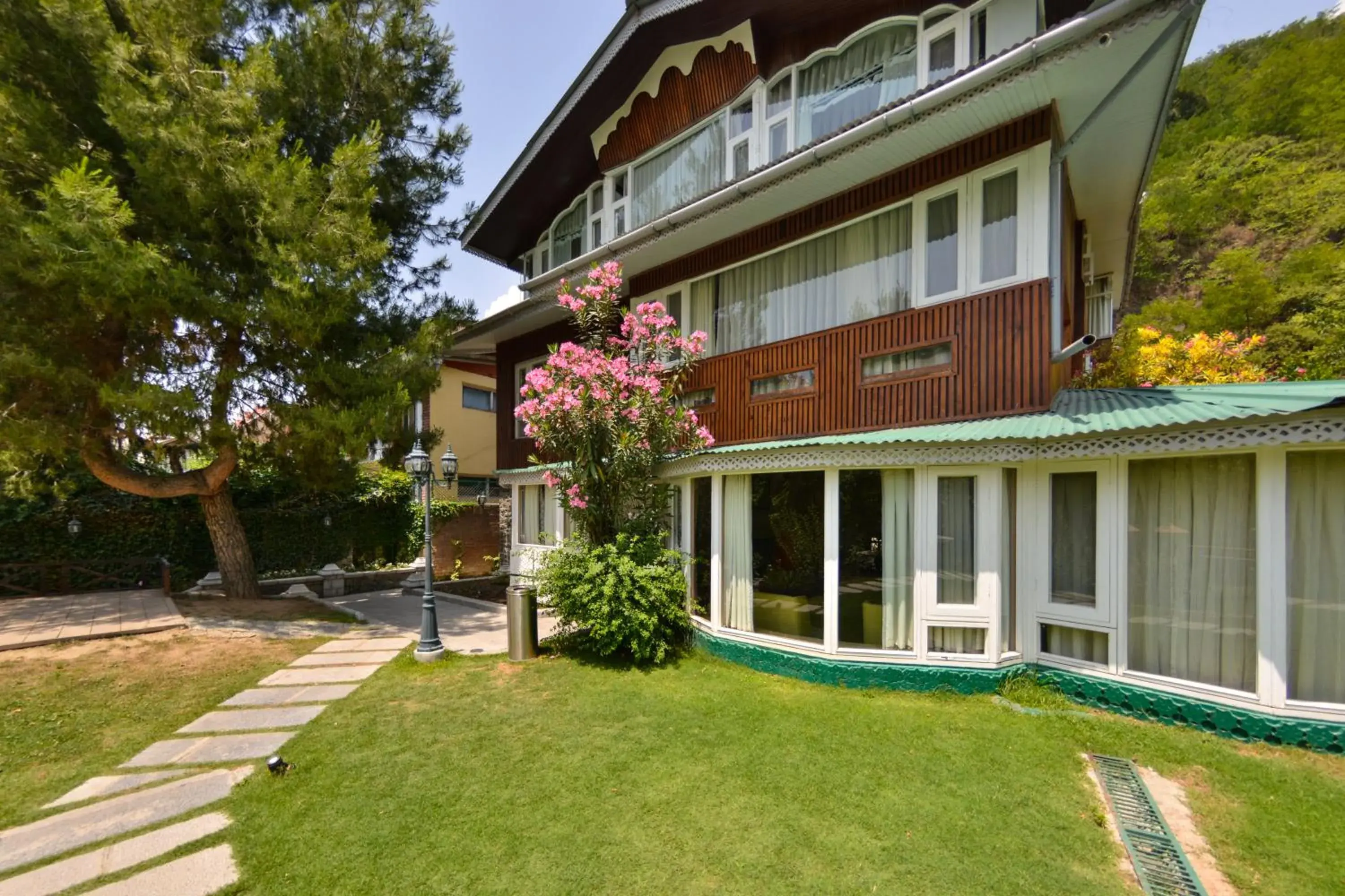 Property building in HOTEL METROPOLIS SRINAGAR Property building in HOTEL METROPOLIS SRINAGAR