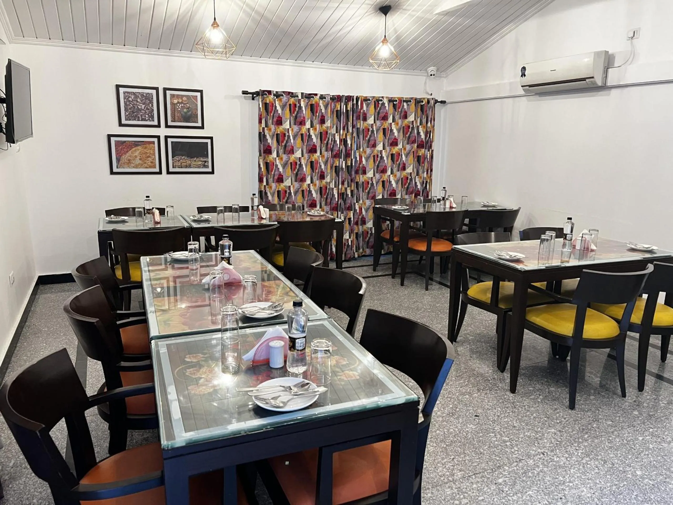 Restaurant/places to eat in HOTEL METROPOLIS SRINAGAR