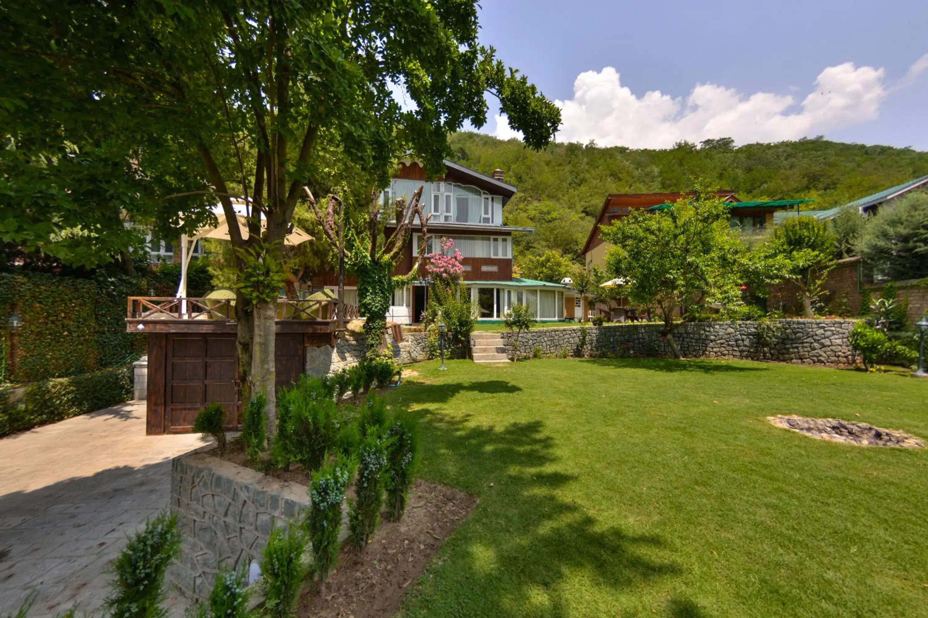 Property building in HOTEL METROPOLIS SRINAGAR Property building in HOTEL METROPOLIS SRINAGAR