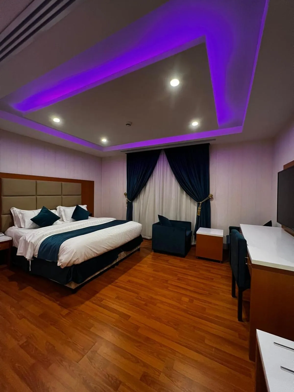 Photo of the whole room, Bed in Villa Park